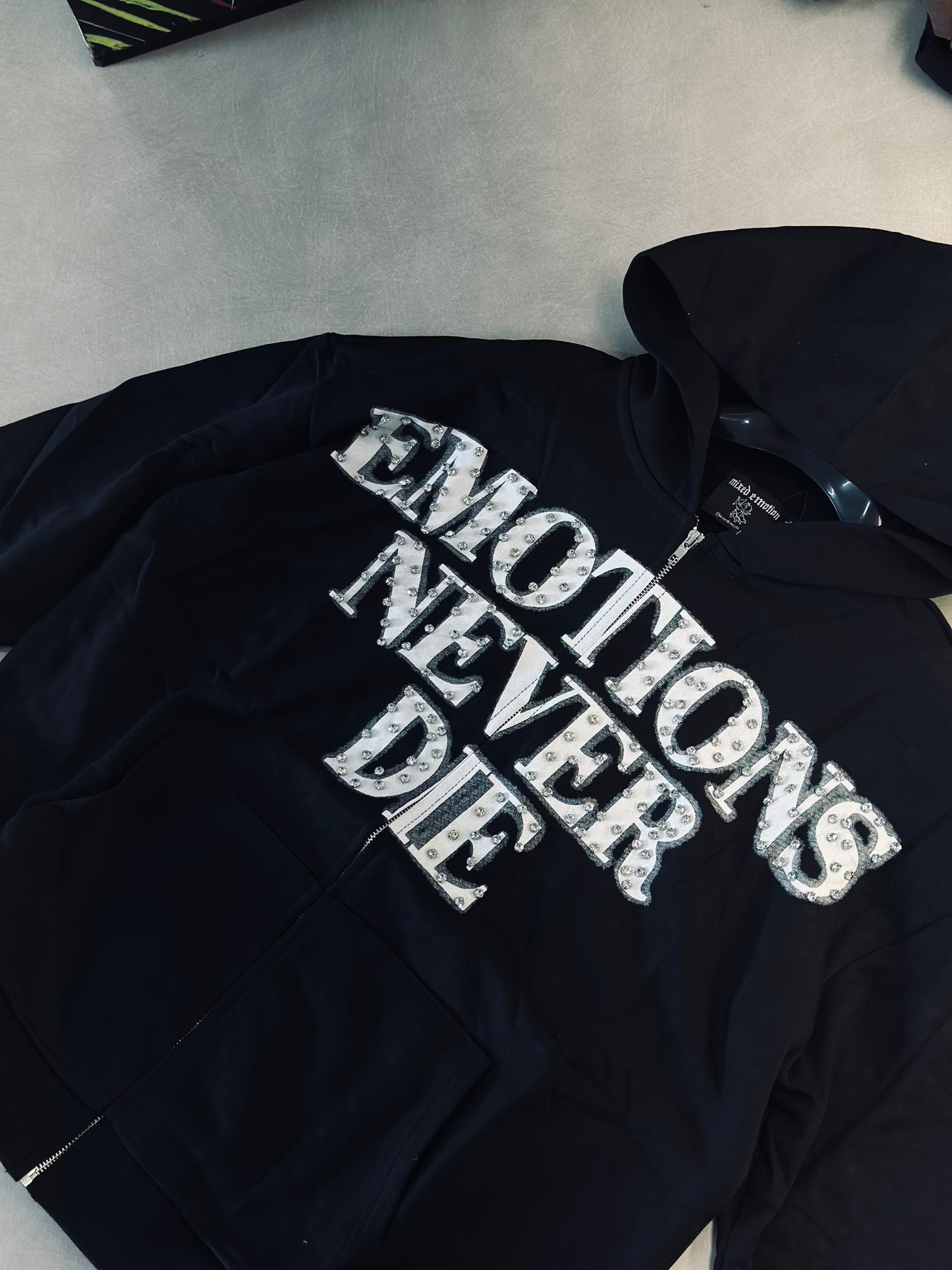 CHAQUETA EMO NEGRA RHINESTONE NEVER LOGO BLANCO