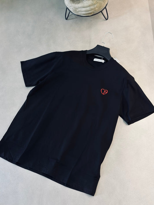 CAMISETA SLIM DIO NEGRA CORAZON ROJO