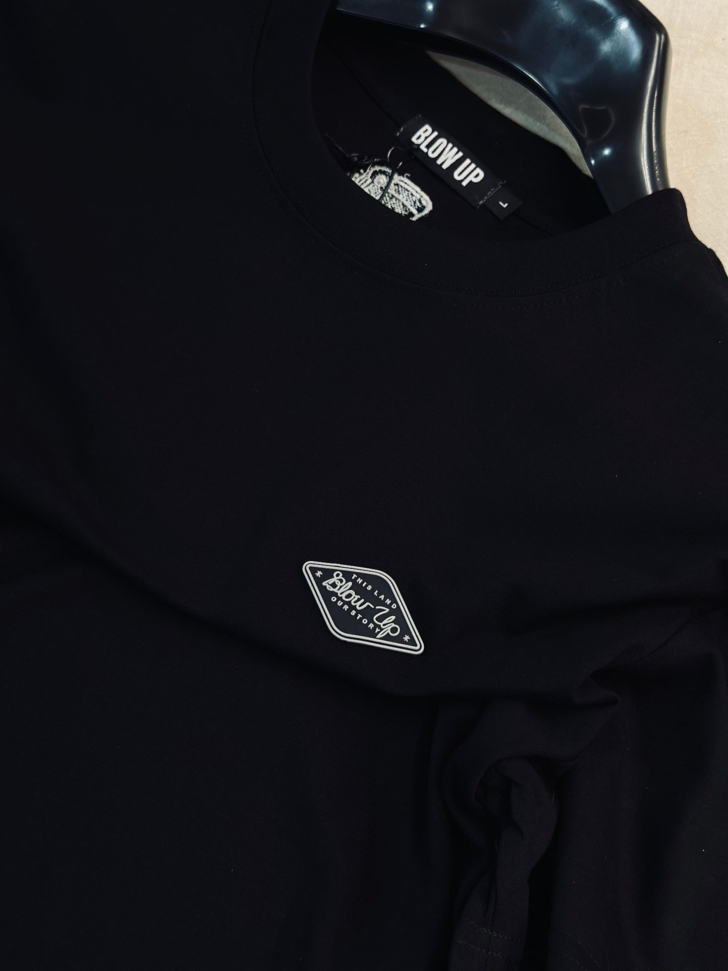 CAMISETA SLIM BLO NEGRA THIS LAND GRIS