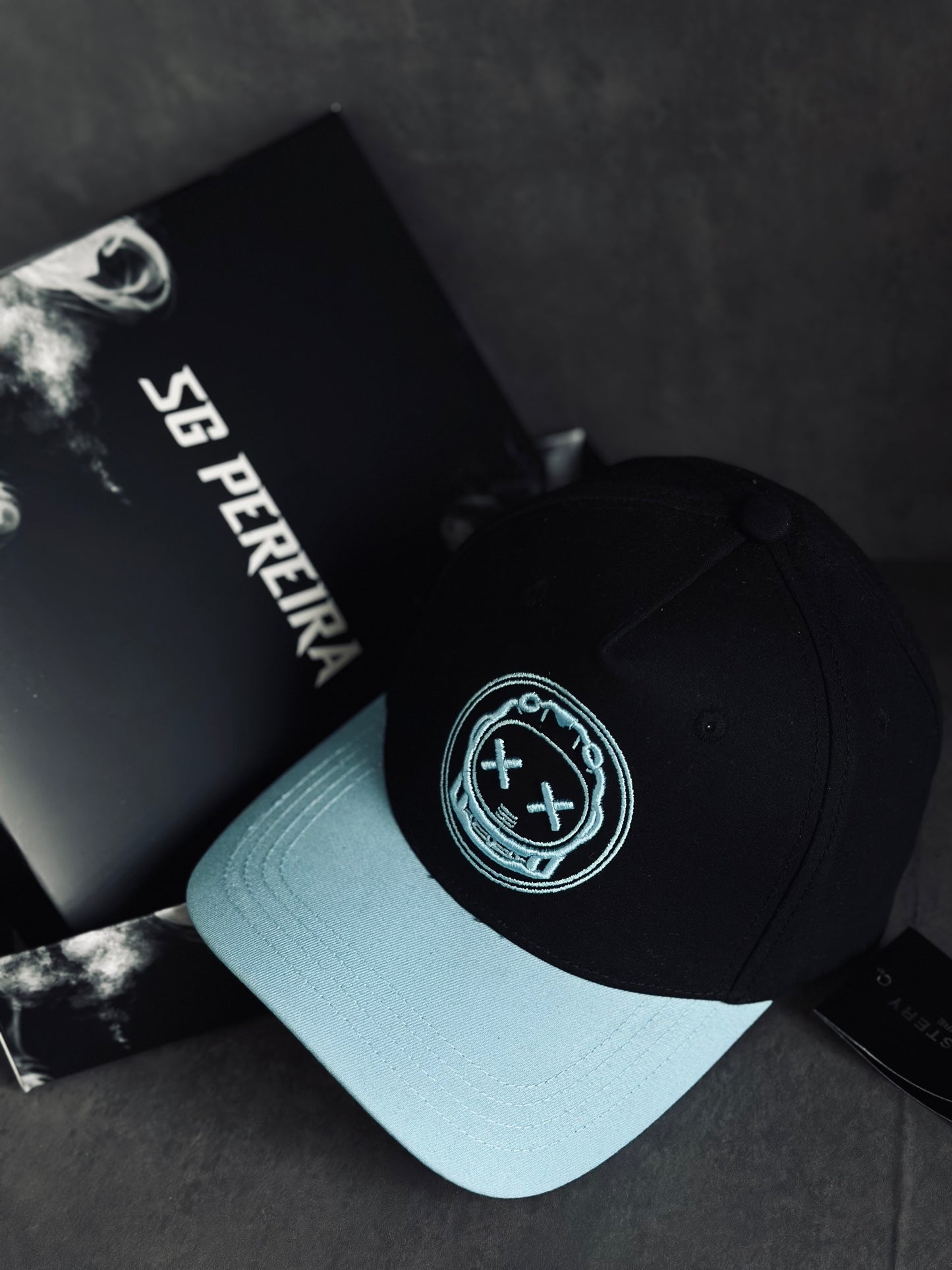 GORRA PREMIUM MON NEGRA LOGO VISERA AZUL