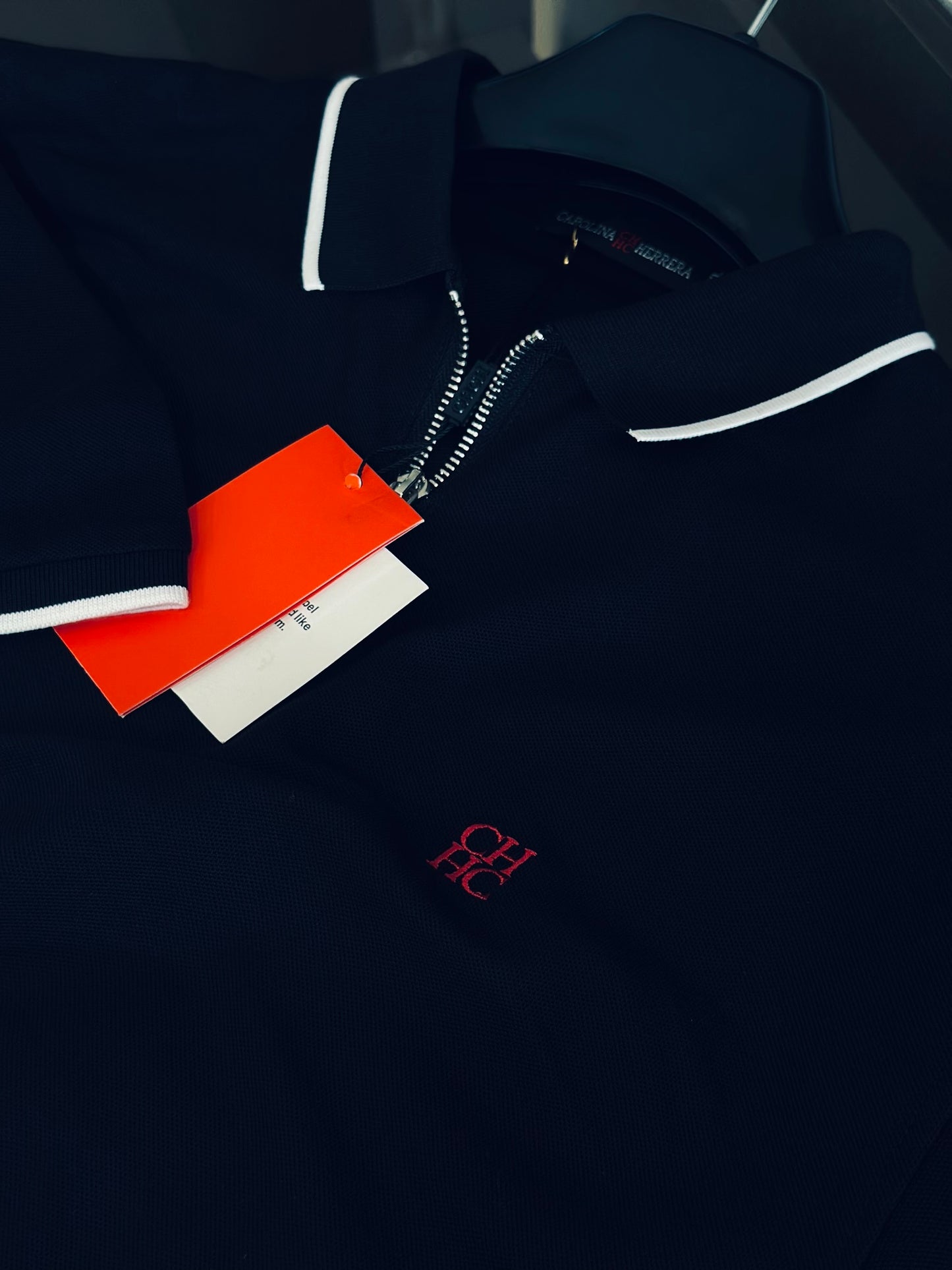 CAMISETA POLO CAR NEGRA CREMALLERA CH ROJO