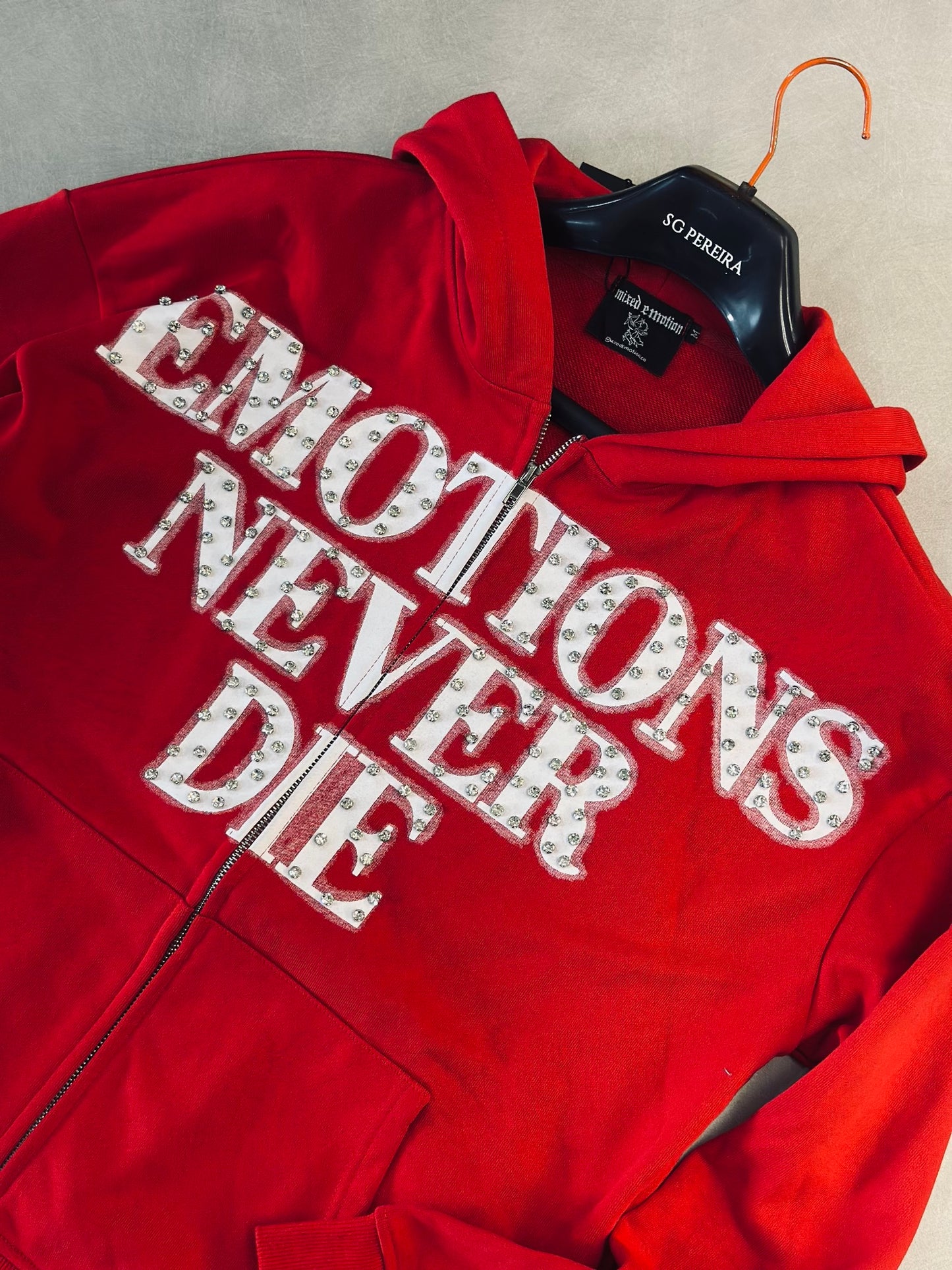 CHAQUETA EMO ROJA RHINESTONE NEVER LOGO BLANCO