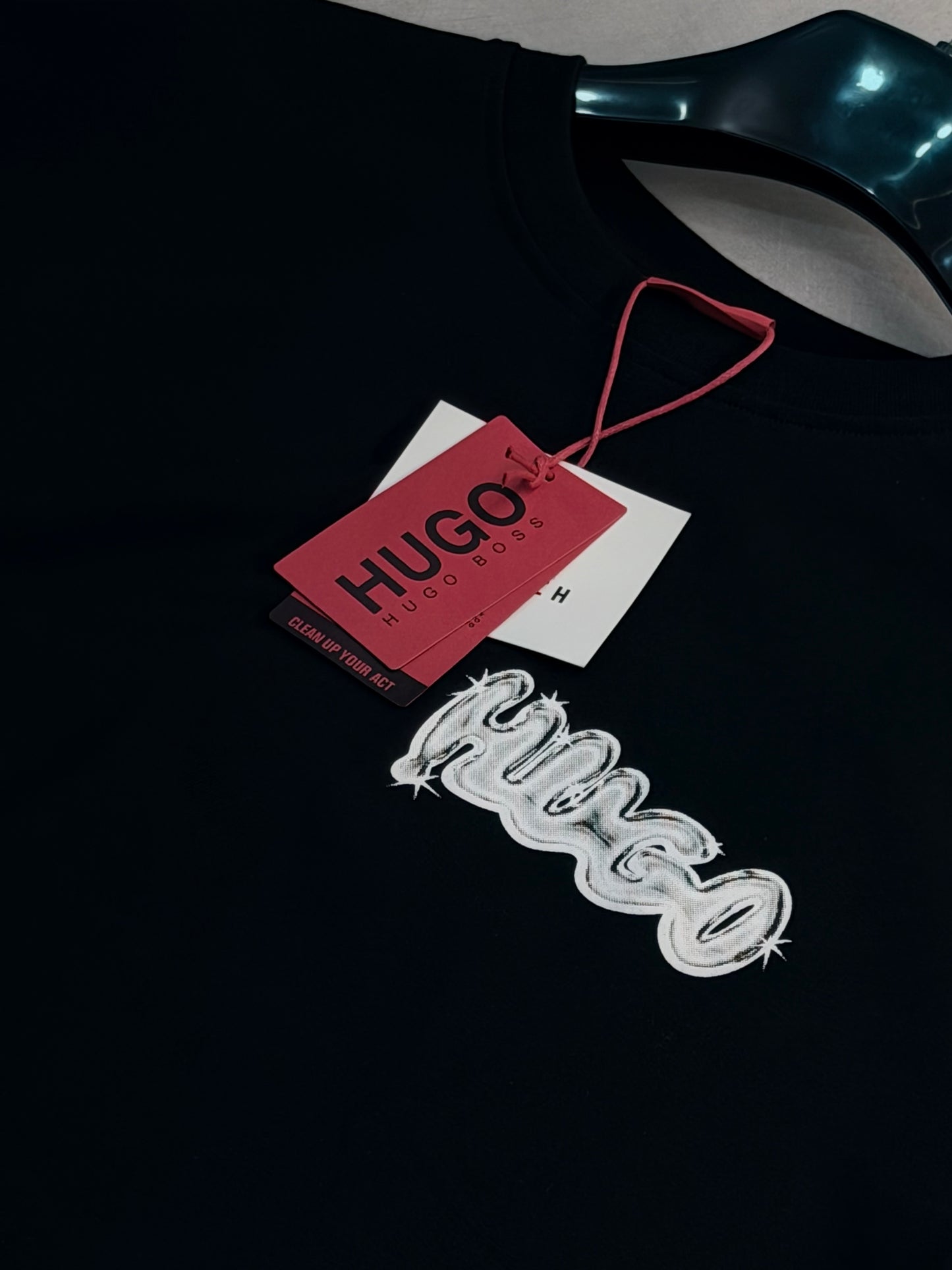 CAMISETA SLIM HUG NEGRA GRAFITI HUG