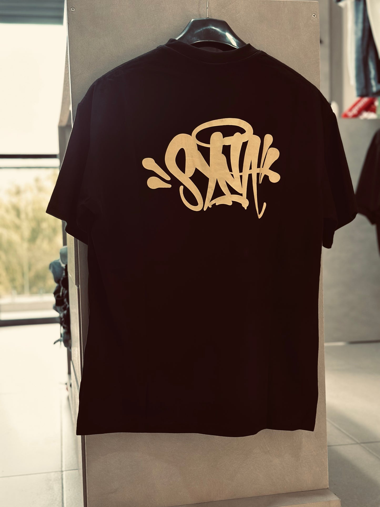 CAMISETA OVERSIZE SYN NEGRA ESTRELLA AMARILLA