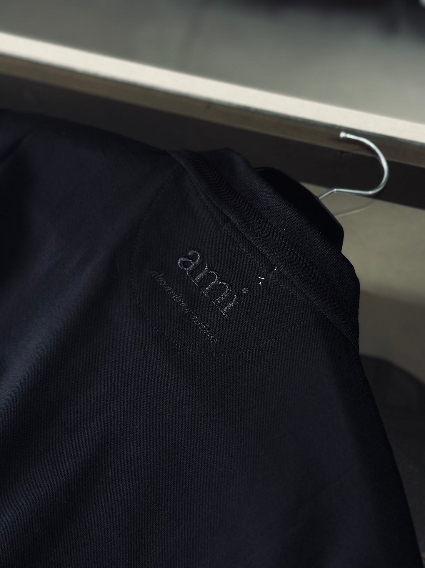 CAMISETA POLO AMI NEGRA LOGO ROJO