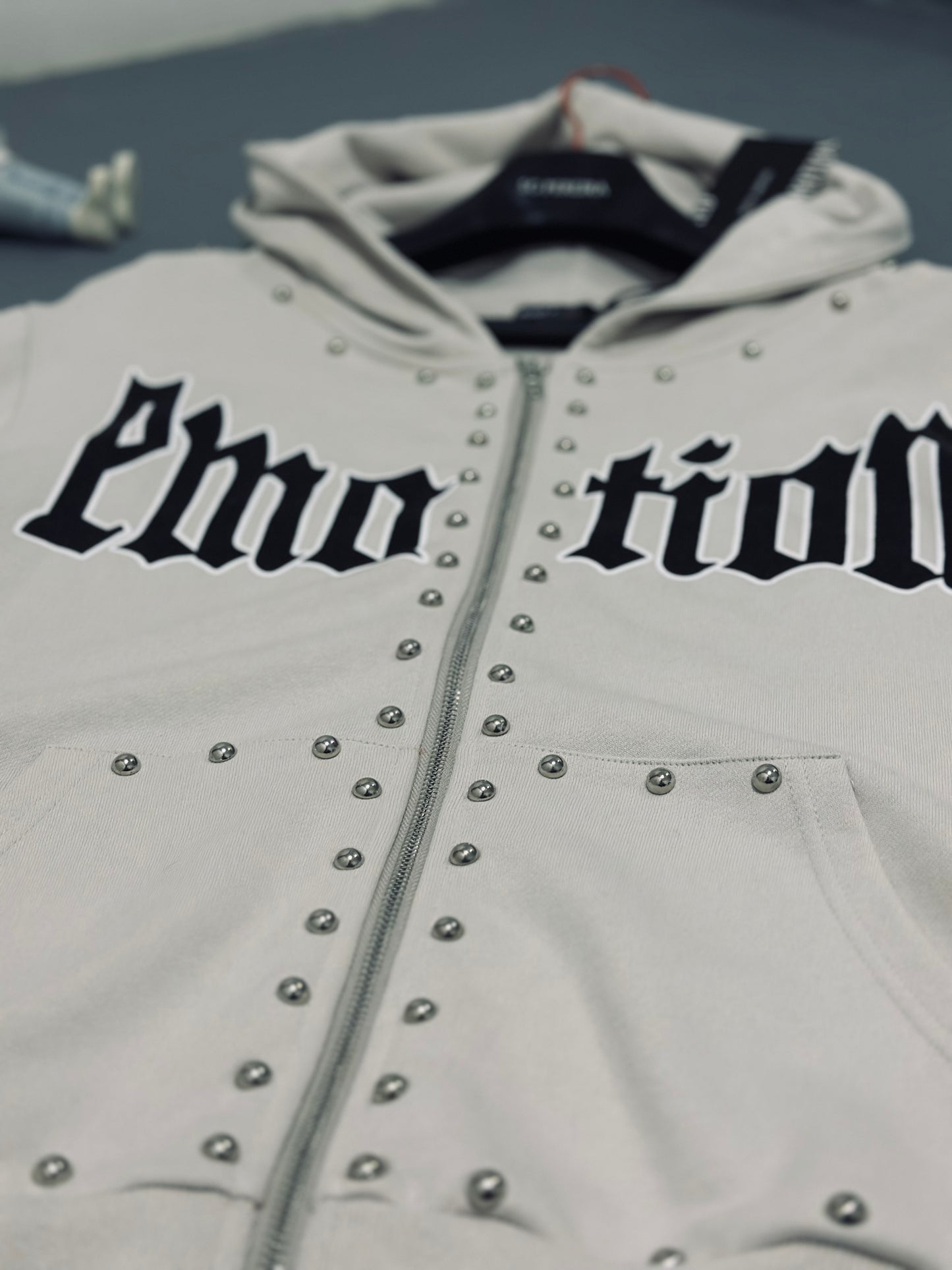 CHAQUETA EMO BEIGE PERLA EMOTION NEGRO