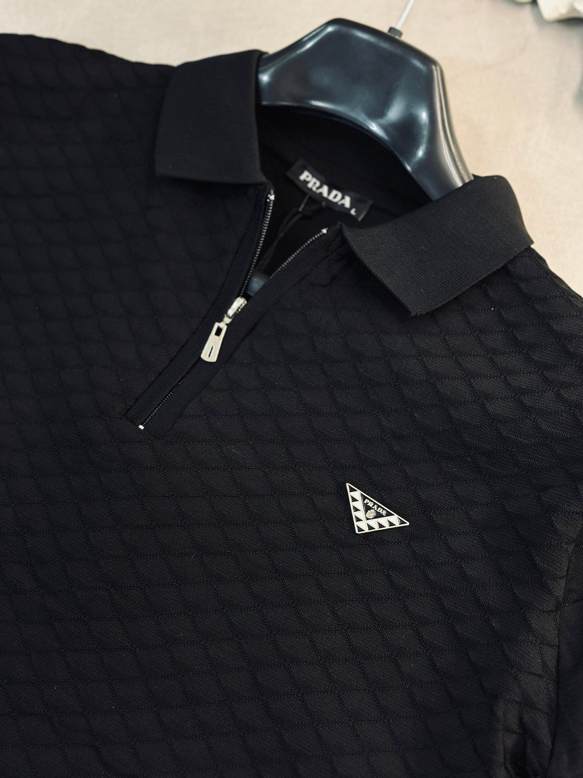 CAMISETA POLO PRA NEGRA TEJIDO PLACA MET