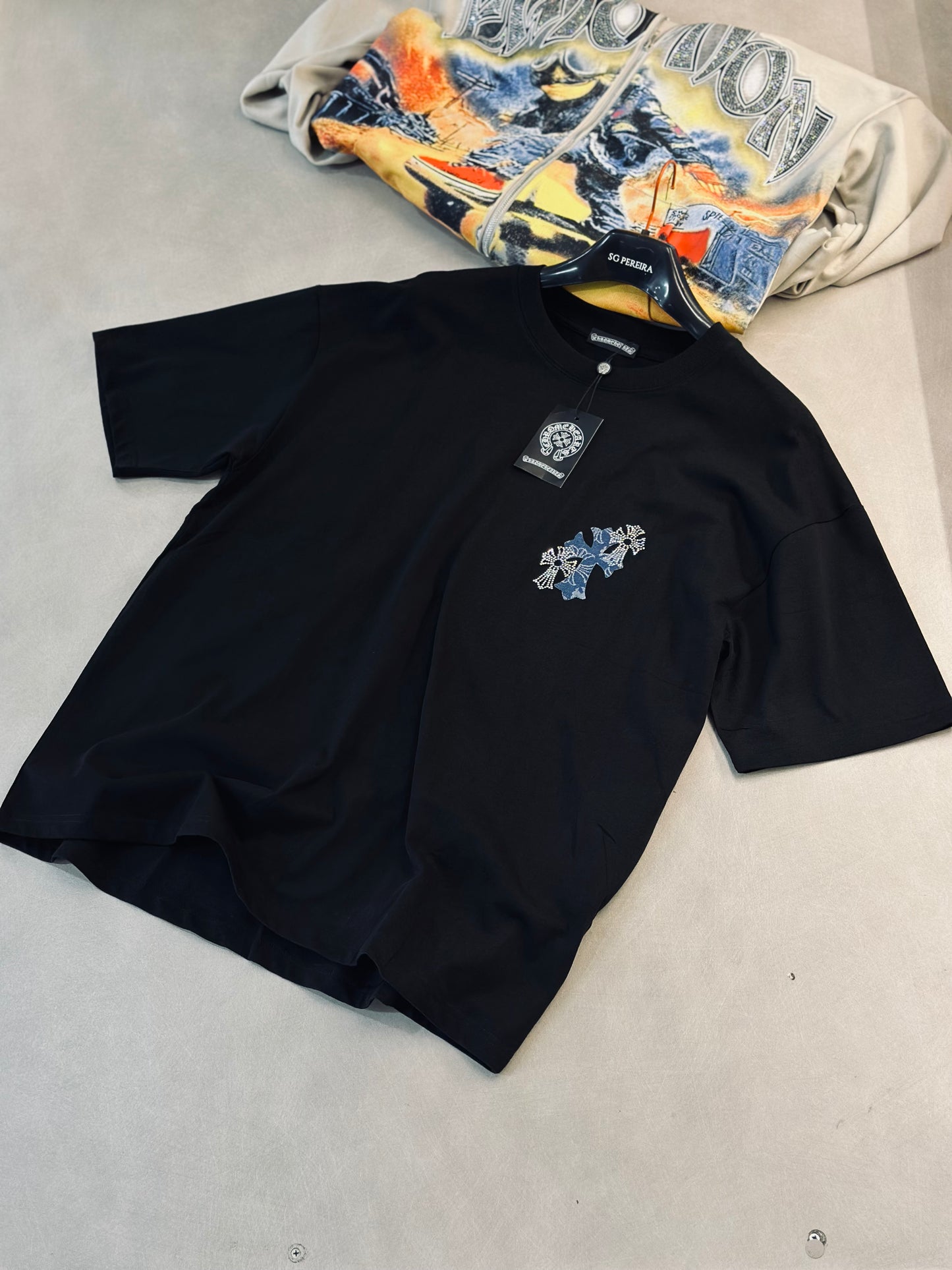 CAMISETA OVERSIZE CHR NEGRA CRUZ AZUL RHINESTONE