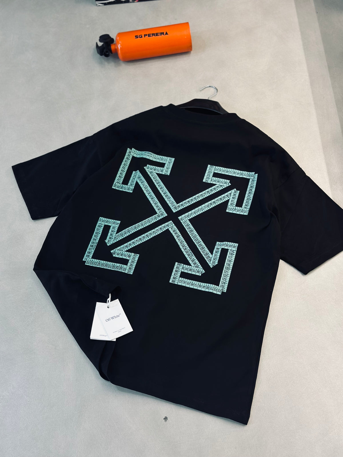 CAMISETA OVERSIZE OFF NEGRA "X" METRO VERDE