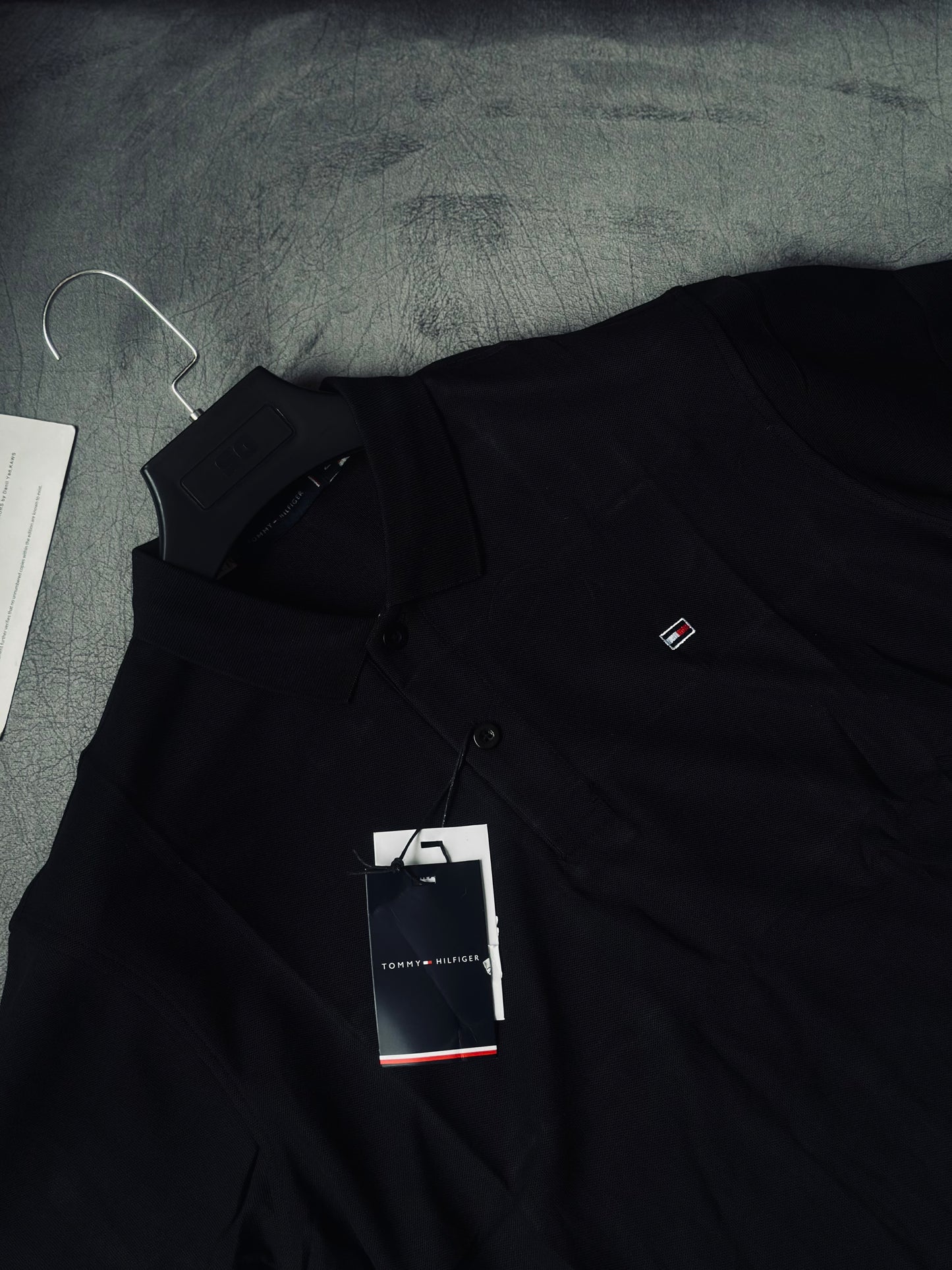 CAMISETA POLO TOM NEGRA BANDERA