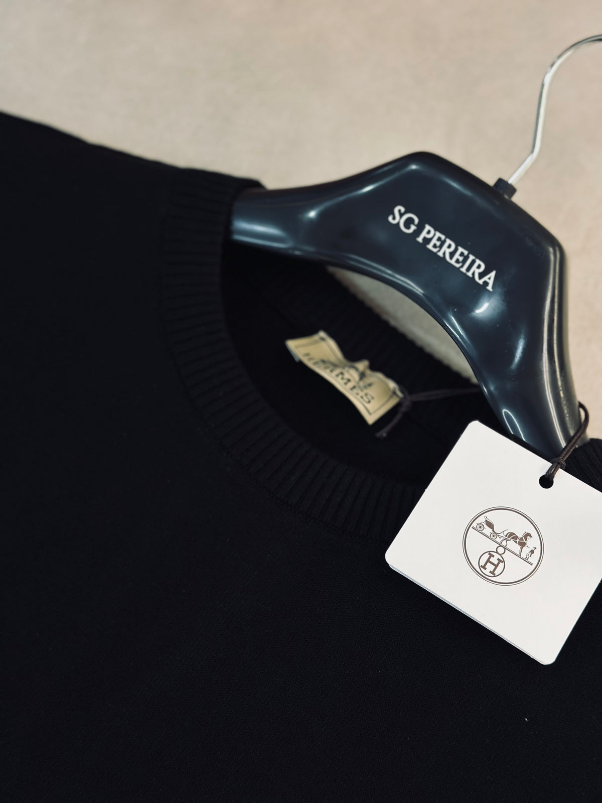CAMISETA OVERSIZE TEJIDA HER NEGRA CABALLO BORDADO NARANJ