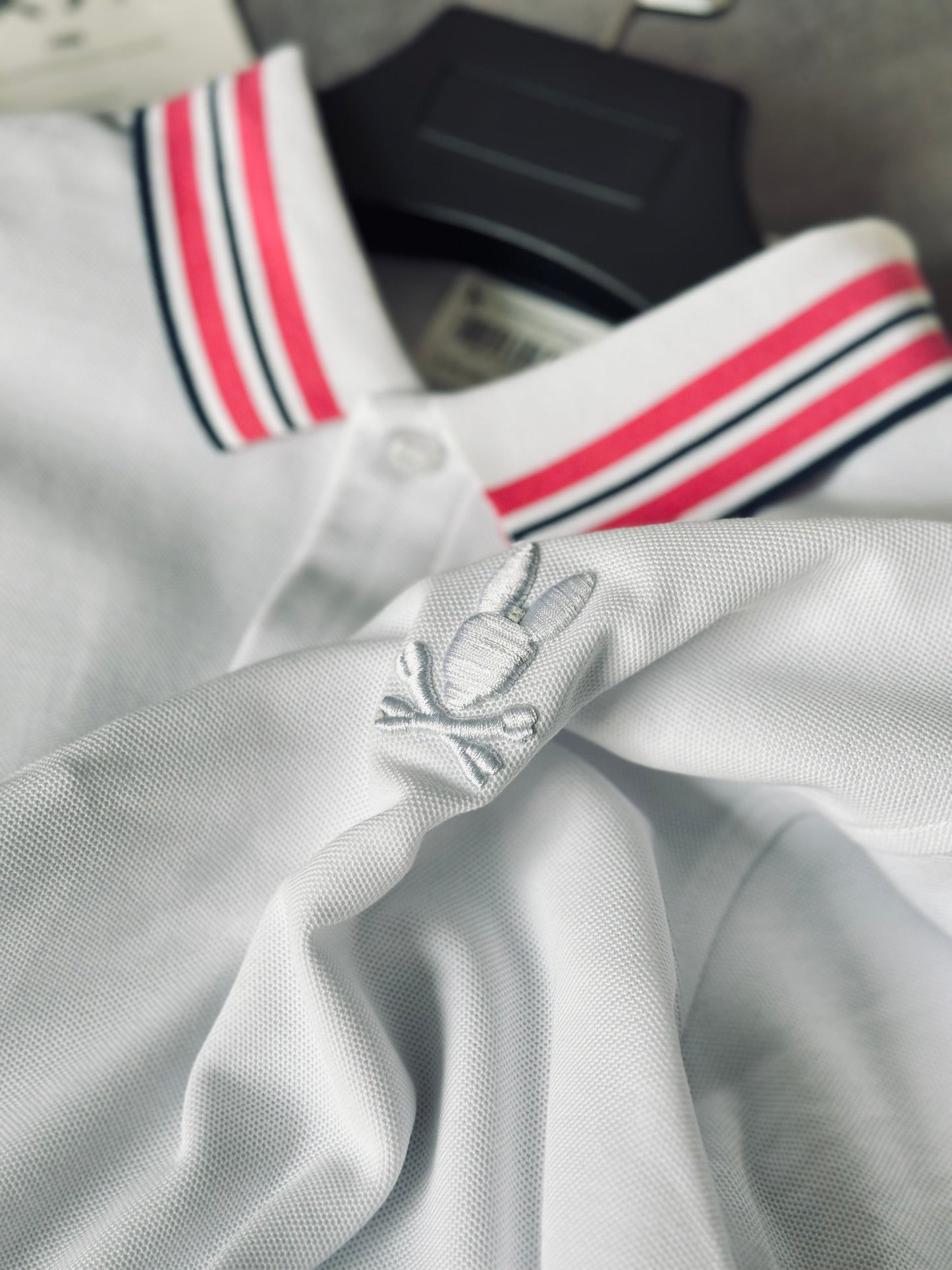 CAMISETA POLO PSY BLANCA CUELLO ROSADO