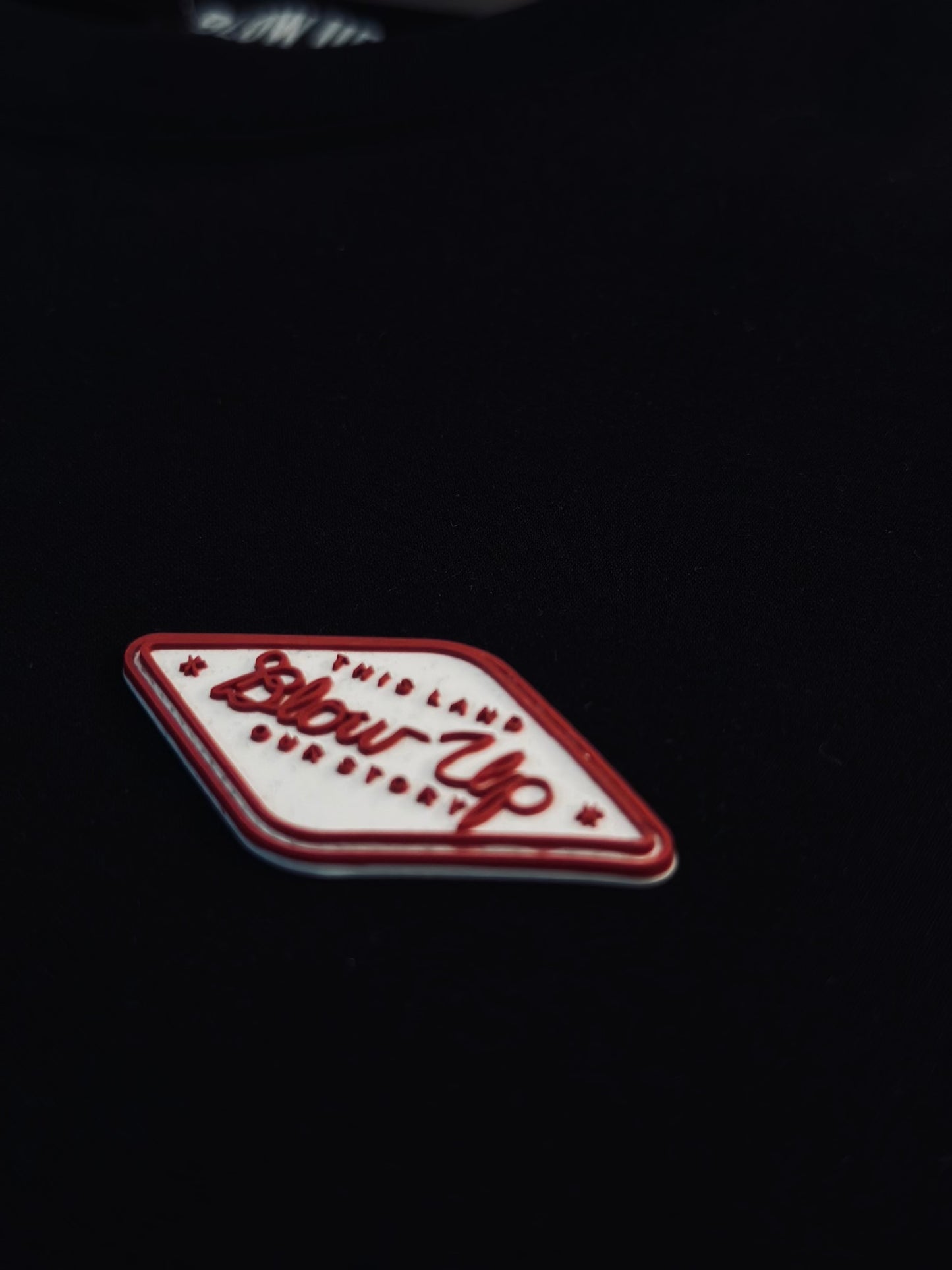CAMISETA SLIM BLO NEGRA THIS LAND ROJO