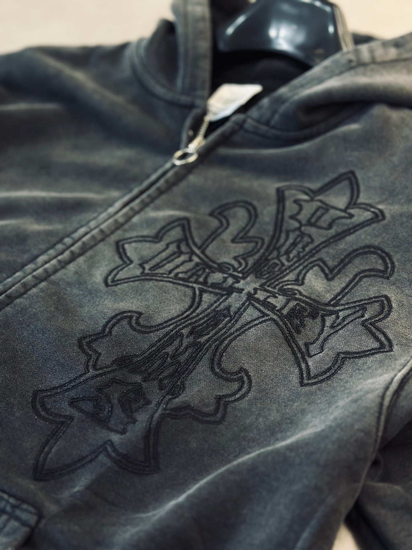 CHAQUETA VAL GRIS CRUZ BORDADO