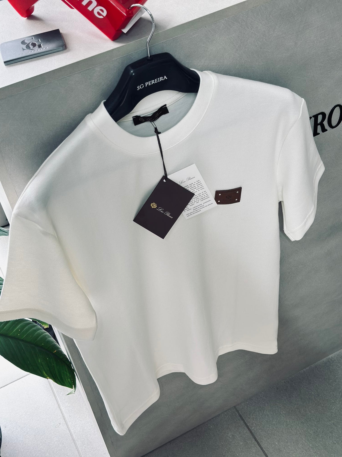CAMISETA OVERSIZE LOR BLANCA PLACA CUERINA