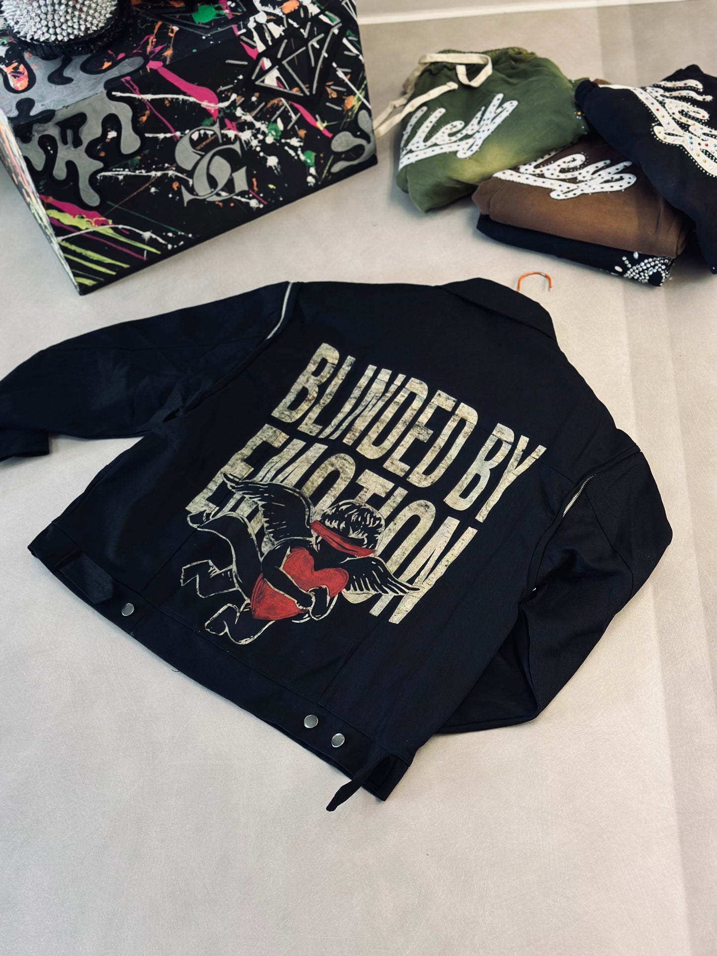 CHAQUETA EMO NEGRA CUPIDO CORAZON