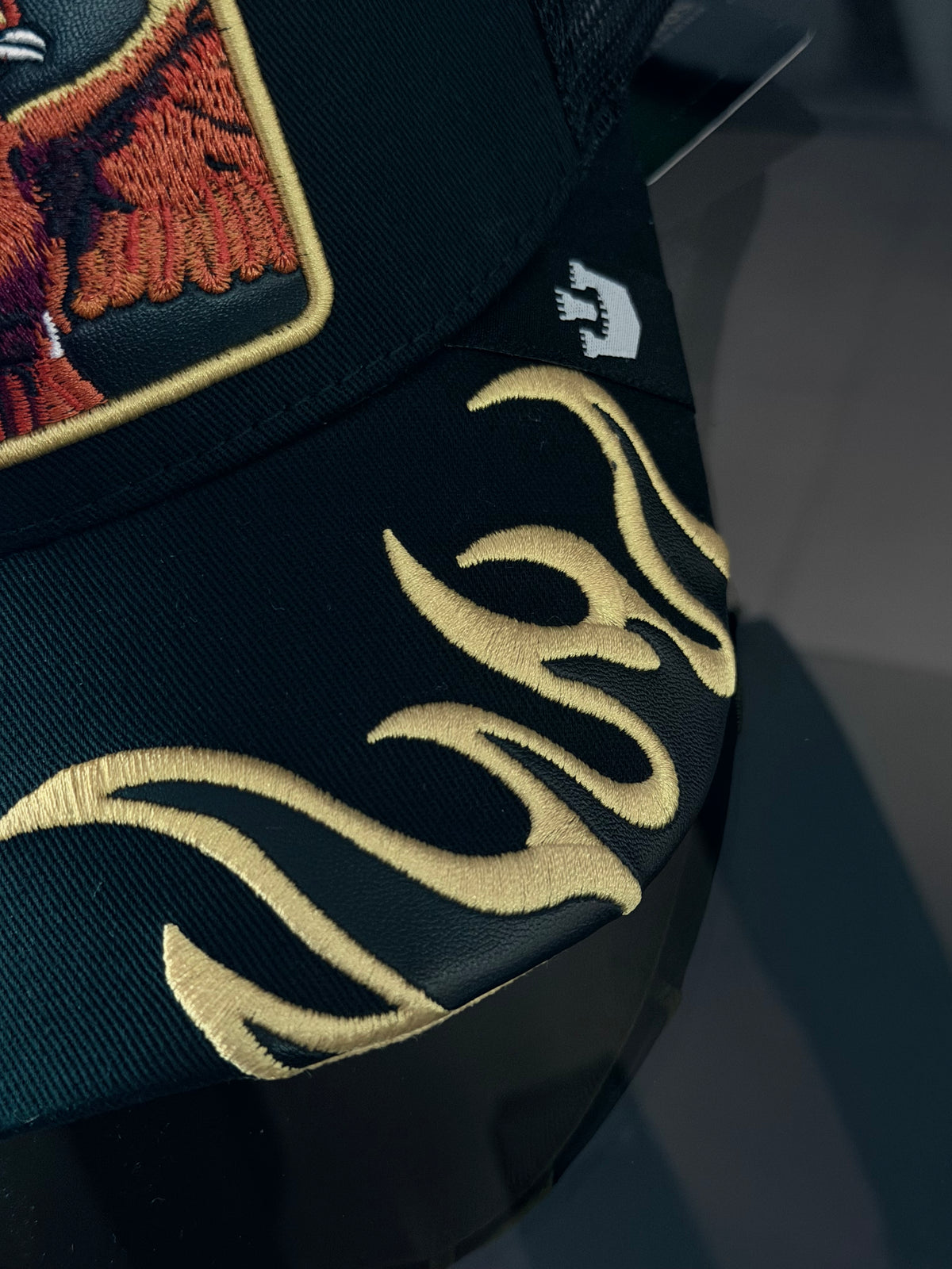 GORRA GOO NEGRA FUEGO AGUILA