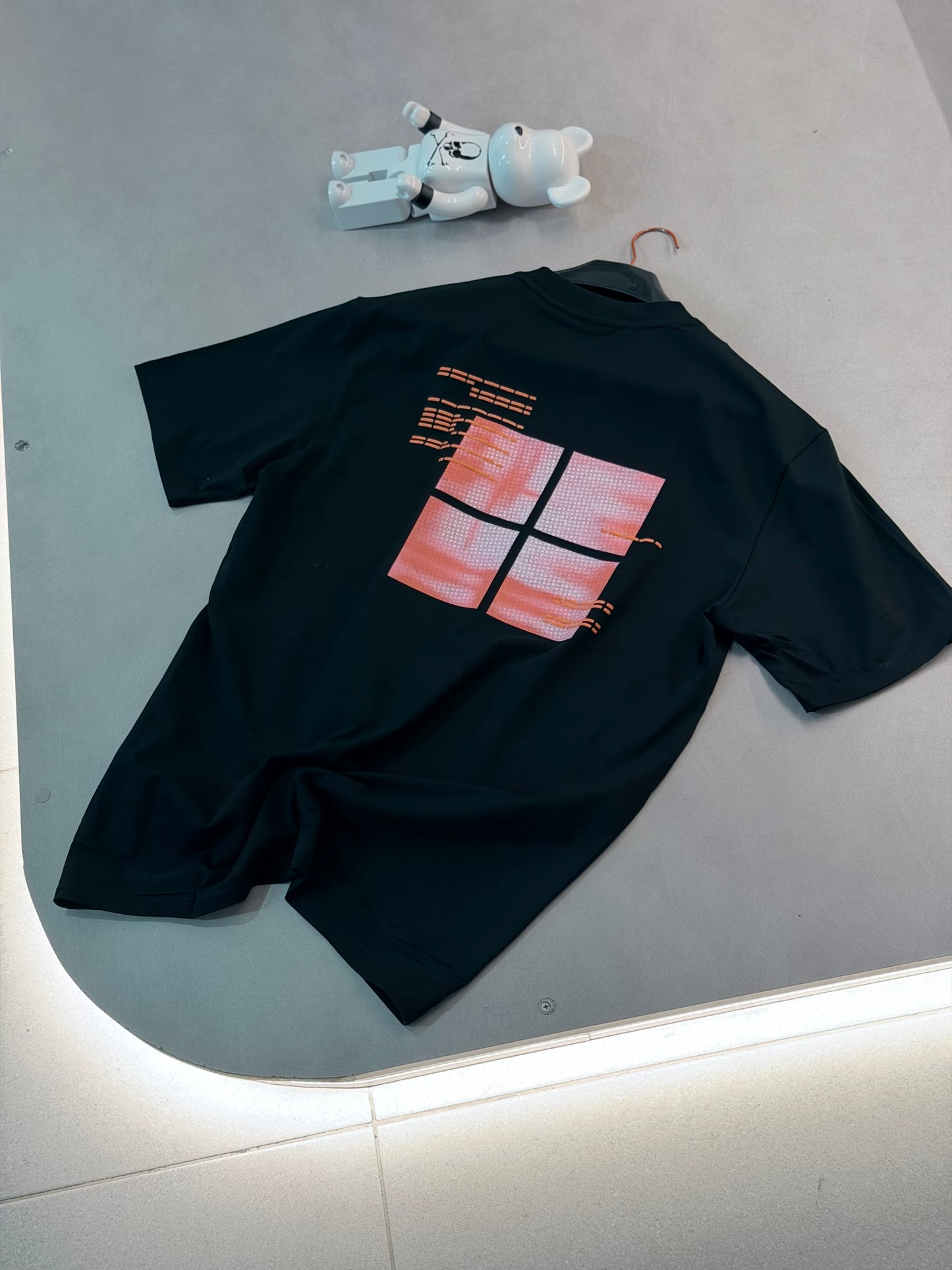 CAMISETA SLIM HUG NEGRA CUADRO NARANJA