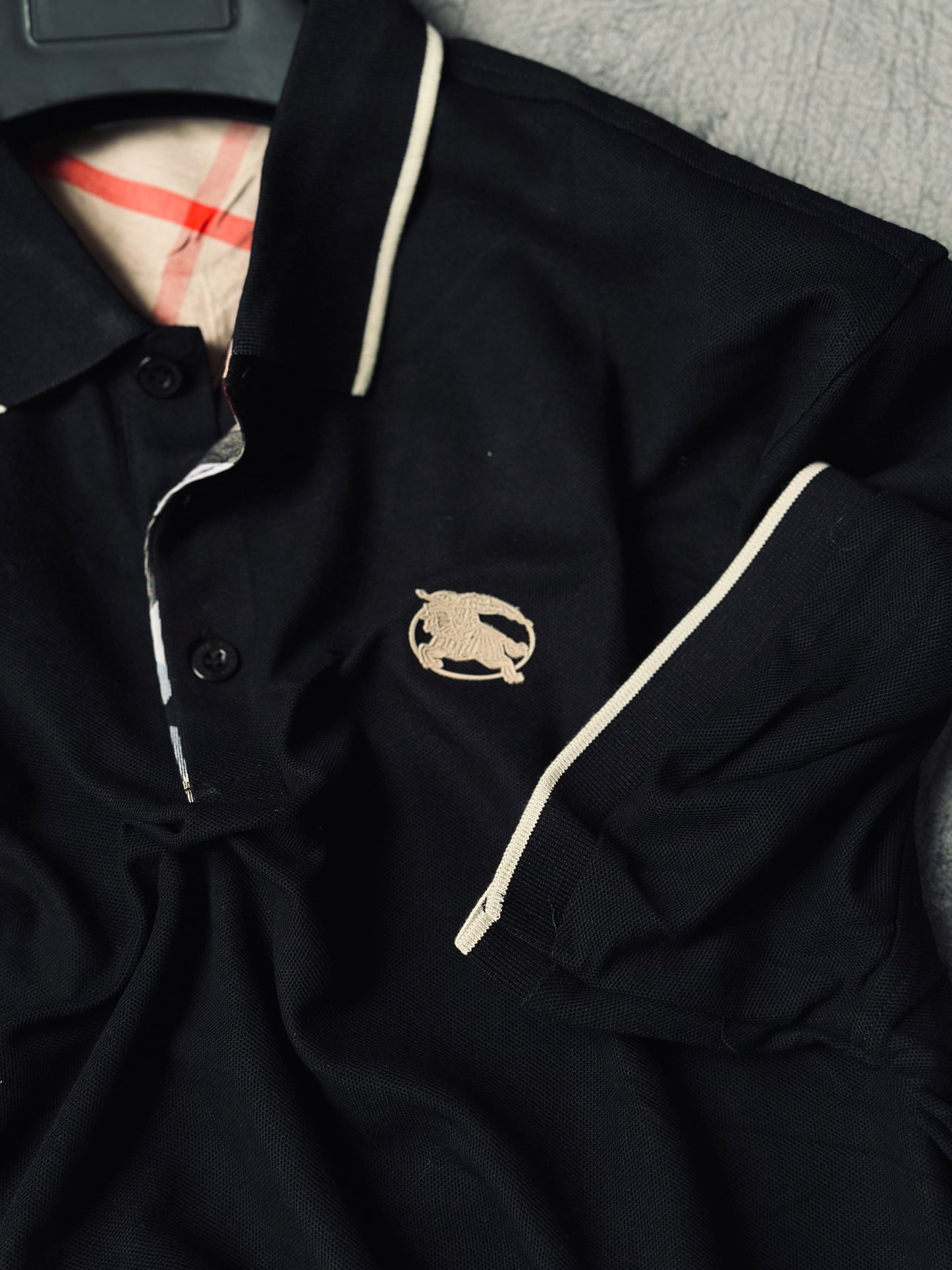 CAMISETA POLO BUR NEGRA LOGO GOMA