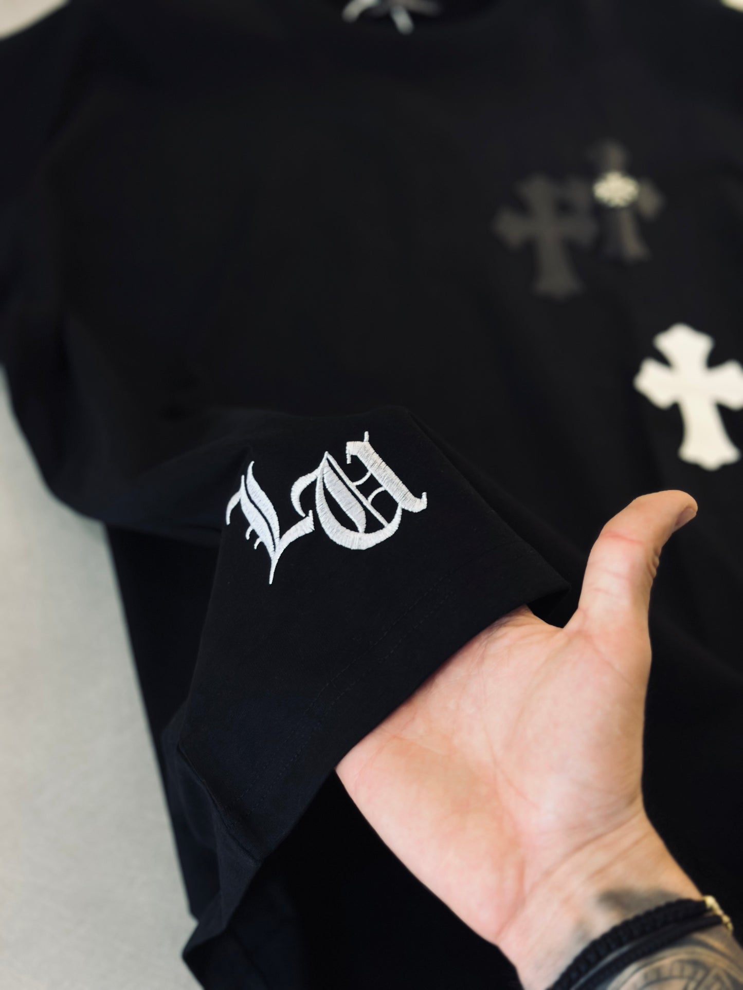CAMISETA OVERSIZE CHR NEGRA CRUCES CUERINA PLACA MET