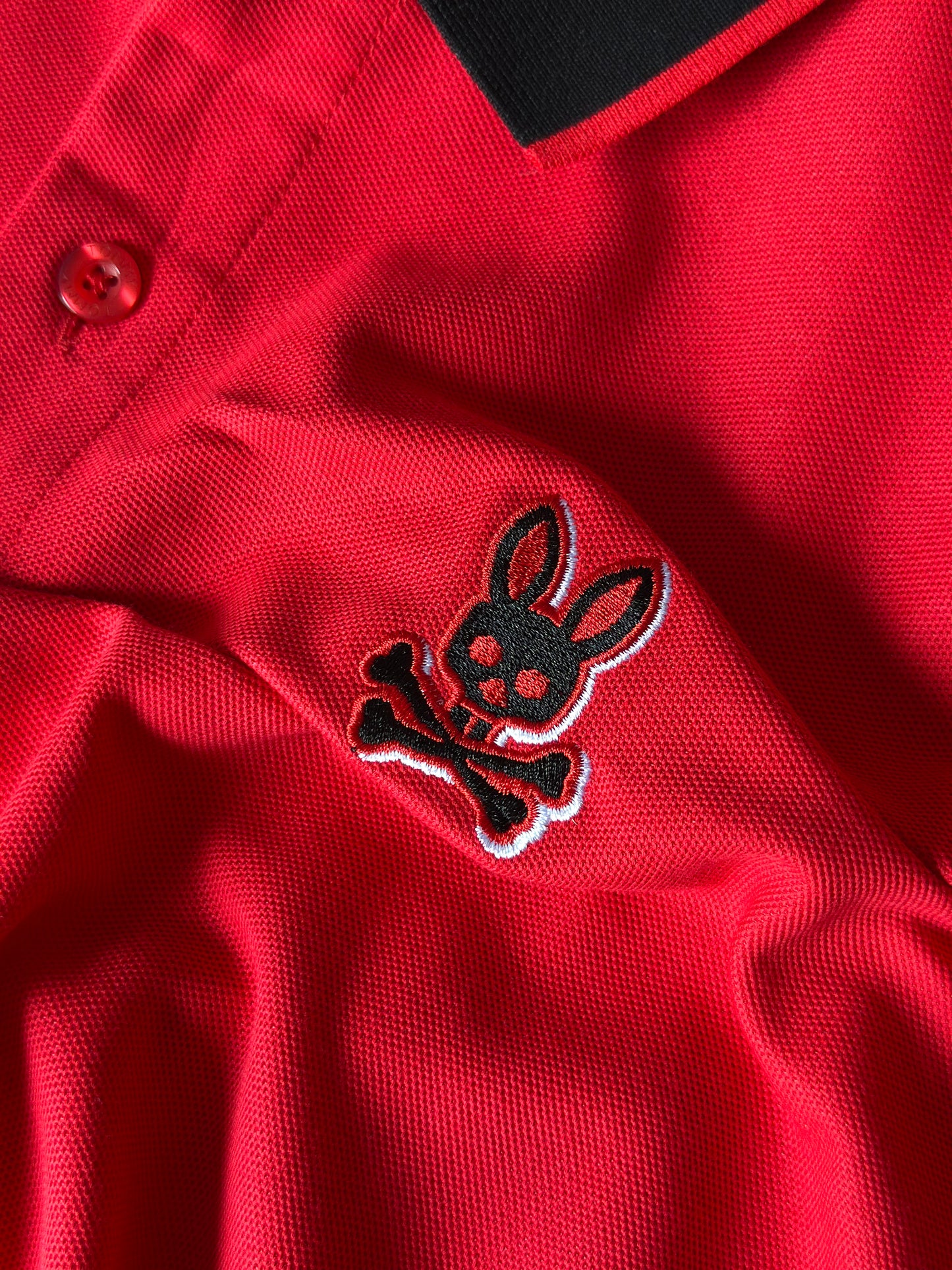 CAMISETA POLO PSY ROJA CUELLO NEGRO