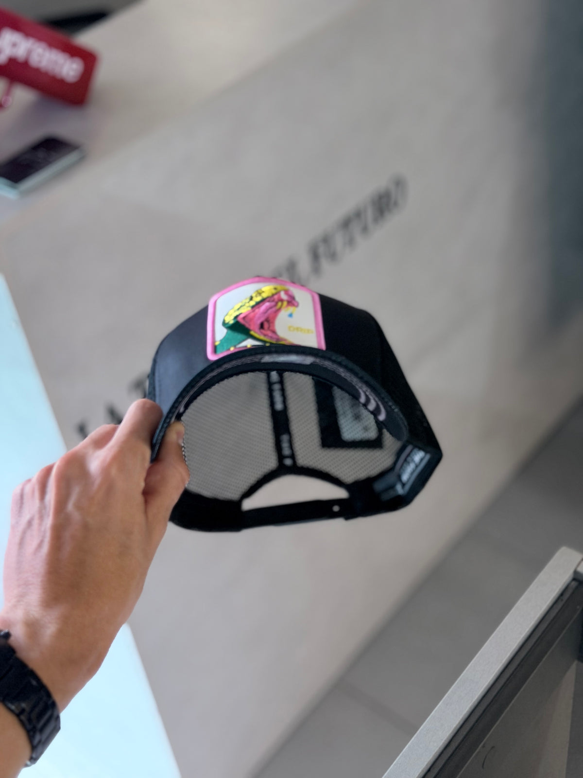 GORRA GOO NEGRA SERPIENTE BOCA