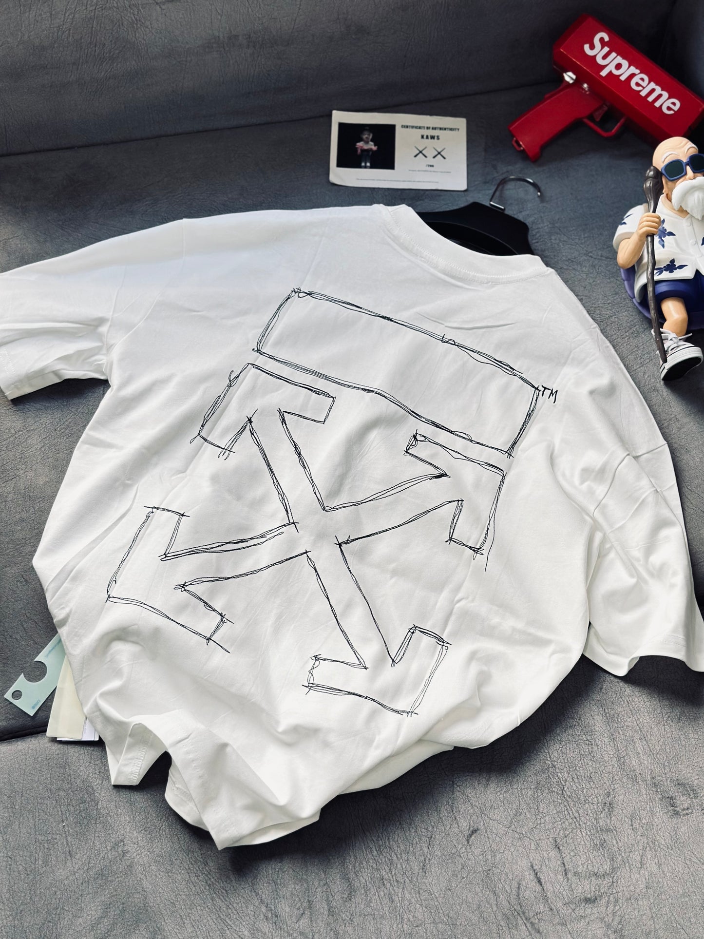 CAMISETA OVERSIZE OFF BLANCA "X" TEJIDO NEGRO