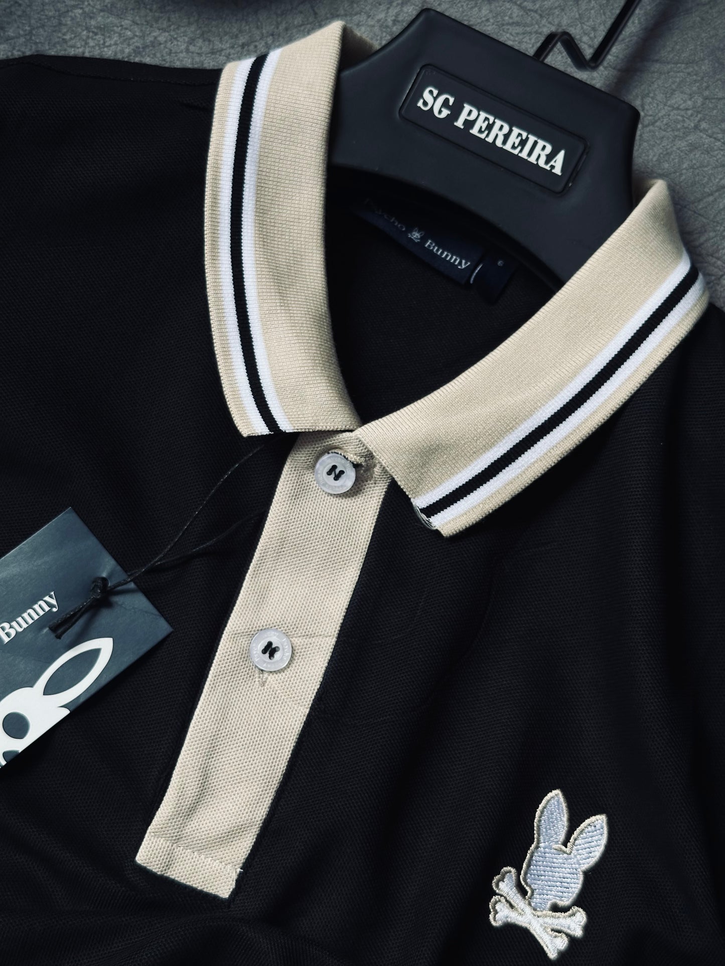 CAMISETA POLO PSY NEGRA CUELLO BEIGE