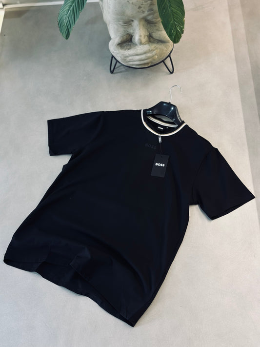 CAMISETA SLIM BOS NEGRA DETALLE CUELLO CAFÉ