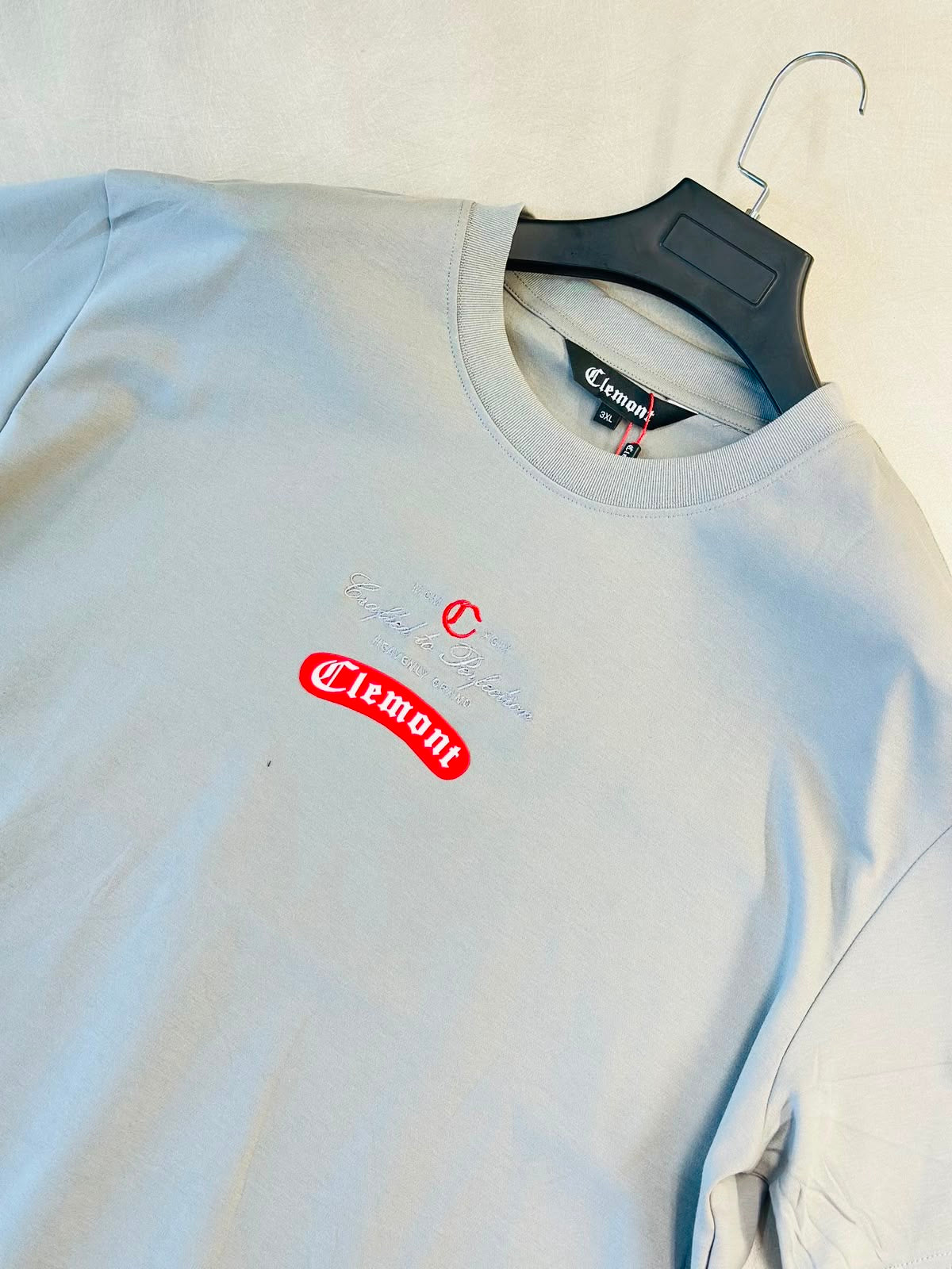 CAMISETA SLIM CLE GRIS CLE GOMA ROJA