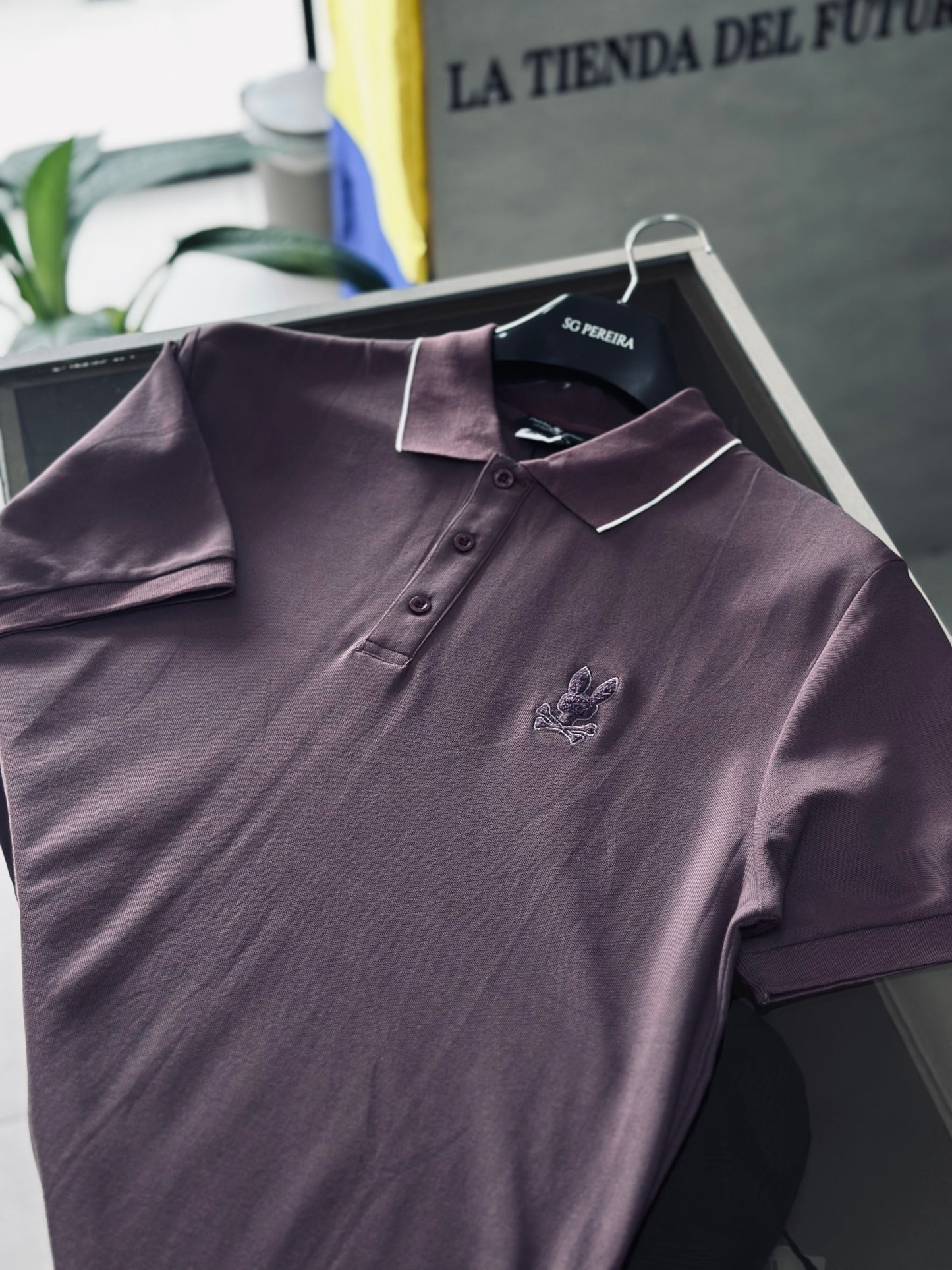 CAMISETA POLO PSY MORADA LOGO GAMUSA