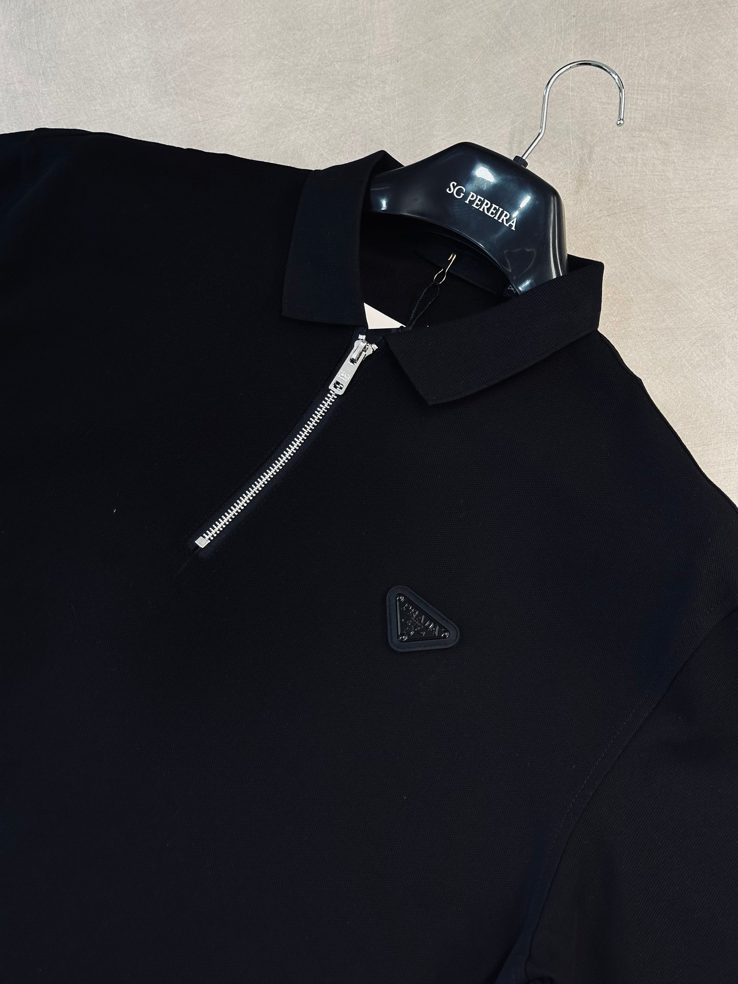 CAMISETA POLO PRA NEGRA CREMALLERA PLACA MET NEGRA