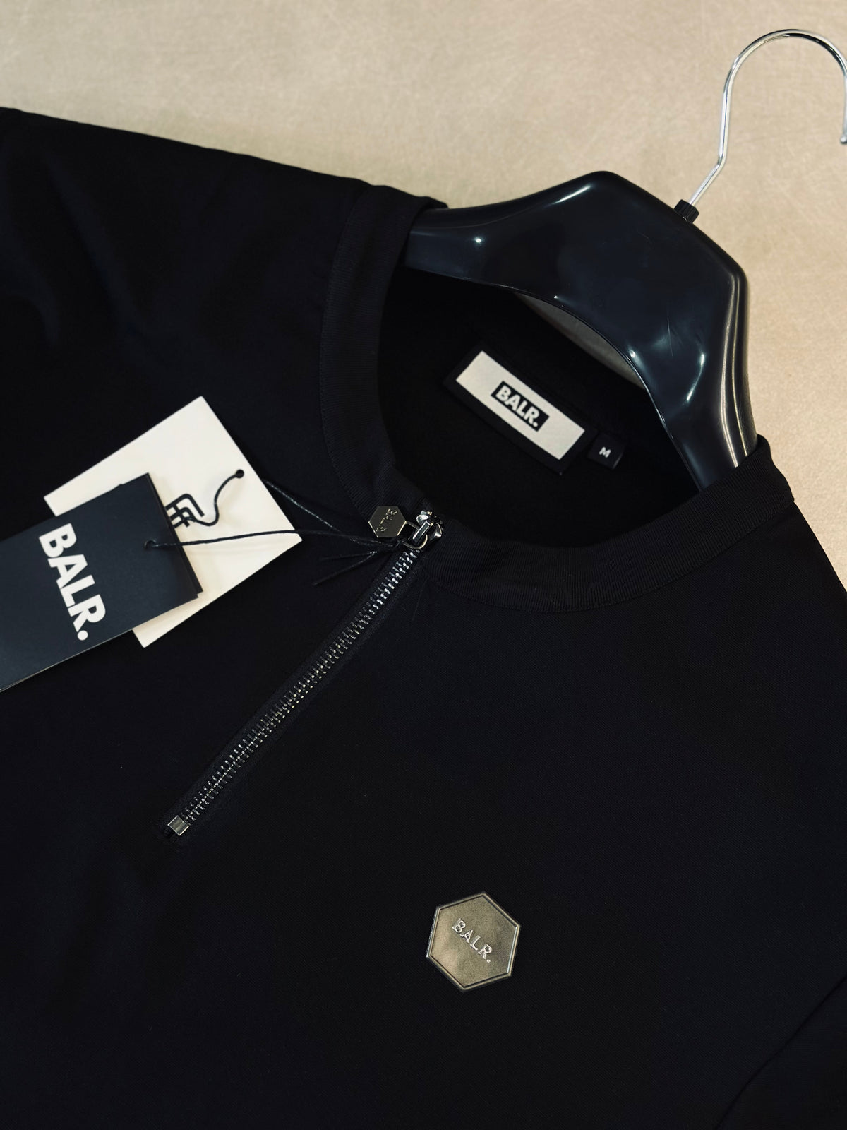 CAMISETA SLIM BAL NEGRA CREMALLERA PLACA