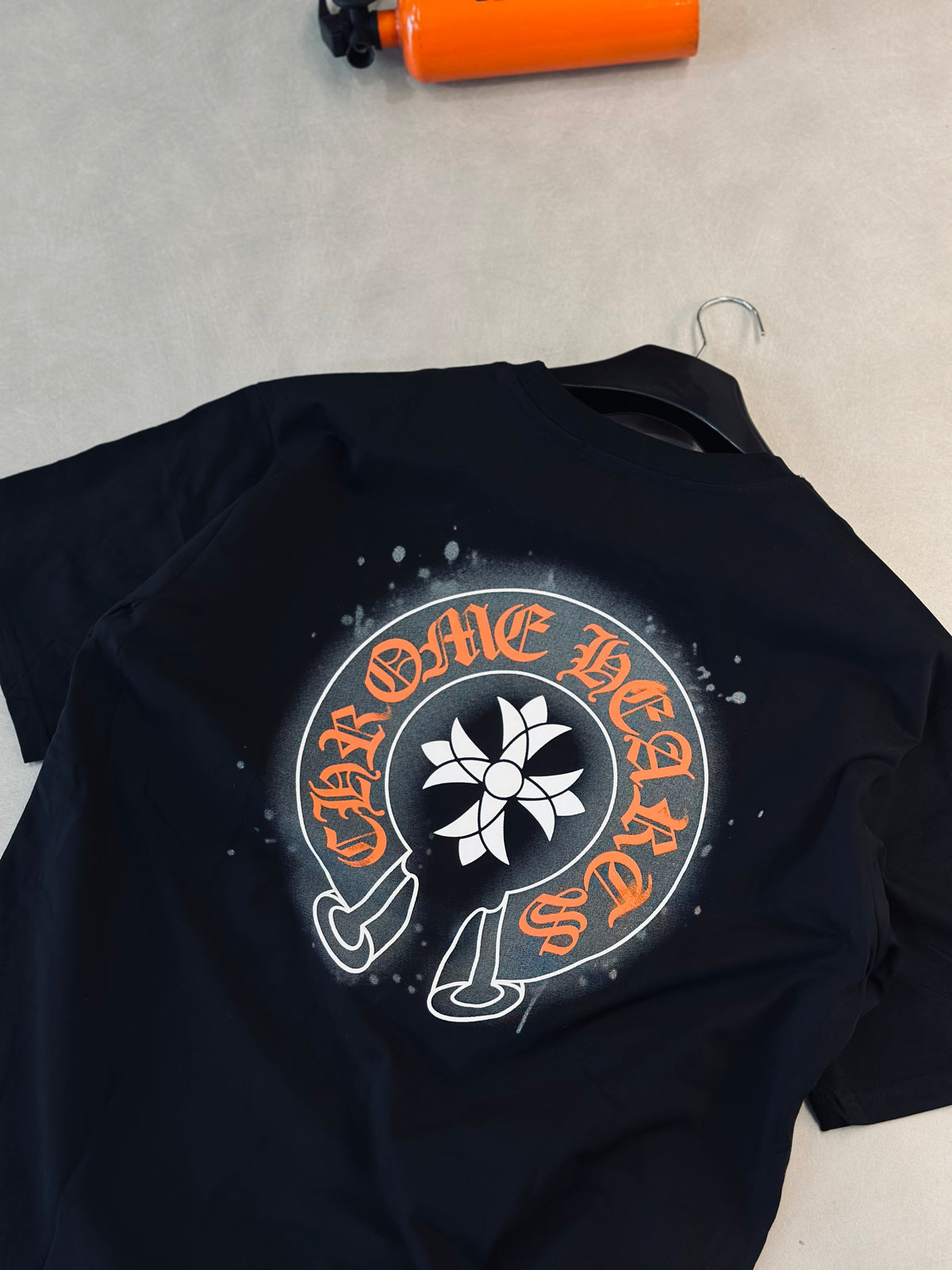 CAMISETA OVERSIZE CHR NEGRA LETRA NARANJA