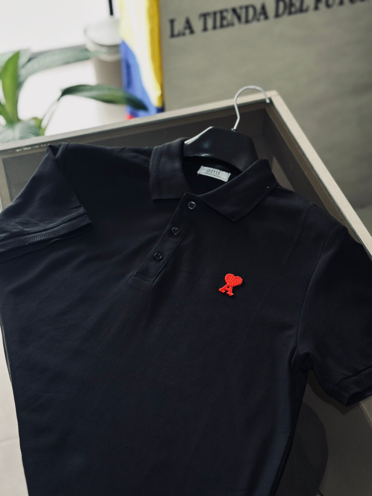 CAMISETA POLO AMI NEGRA LOGO ROJO