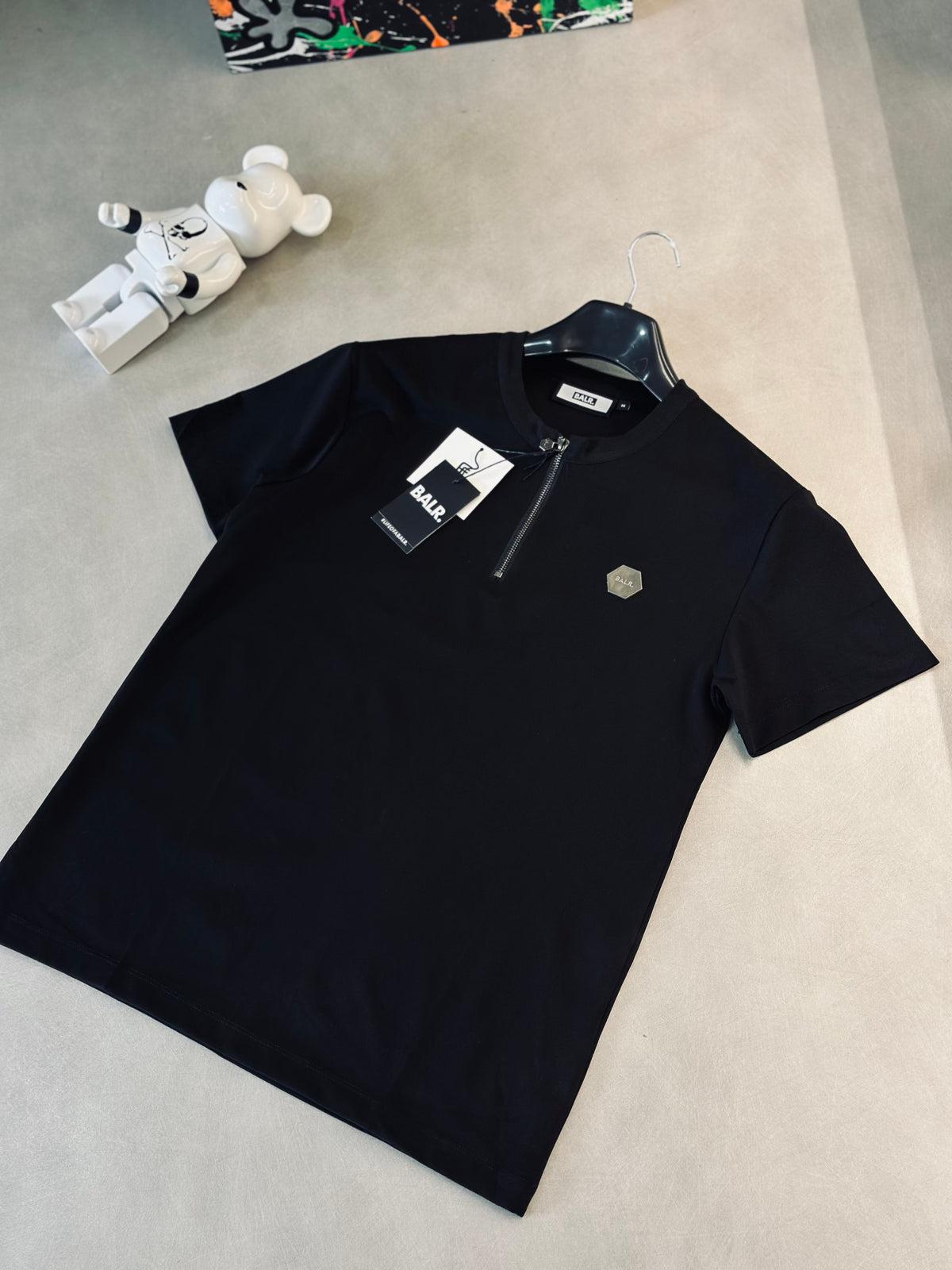 CAMISETA SLIM BAL NEGRA CREMALLERA PLACA