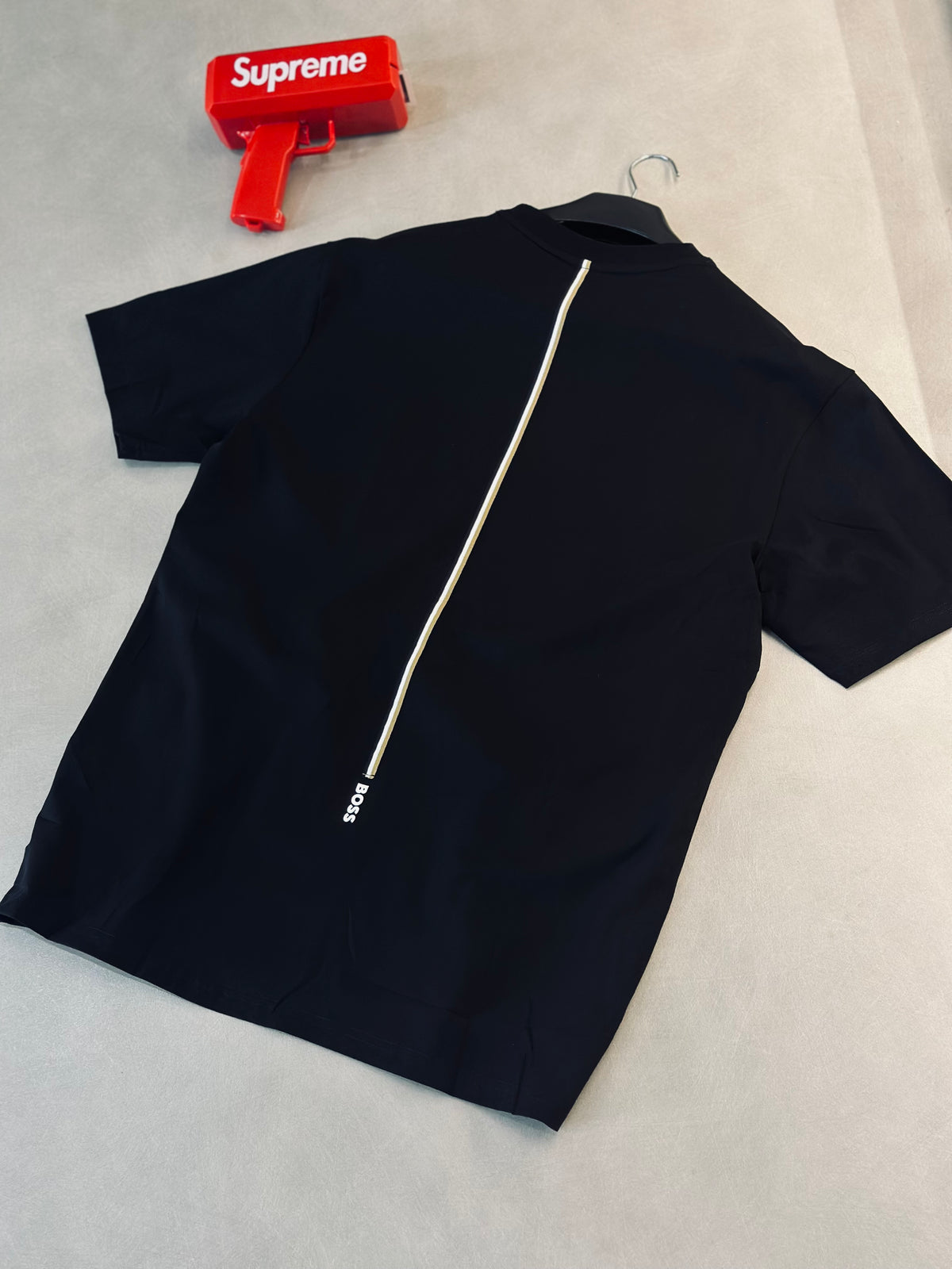 CAMISETA SLIM BOS NEGRA CUELLO BANDERA