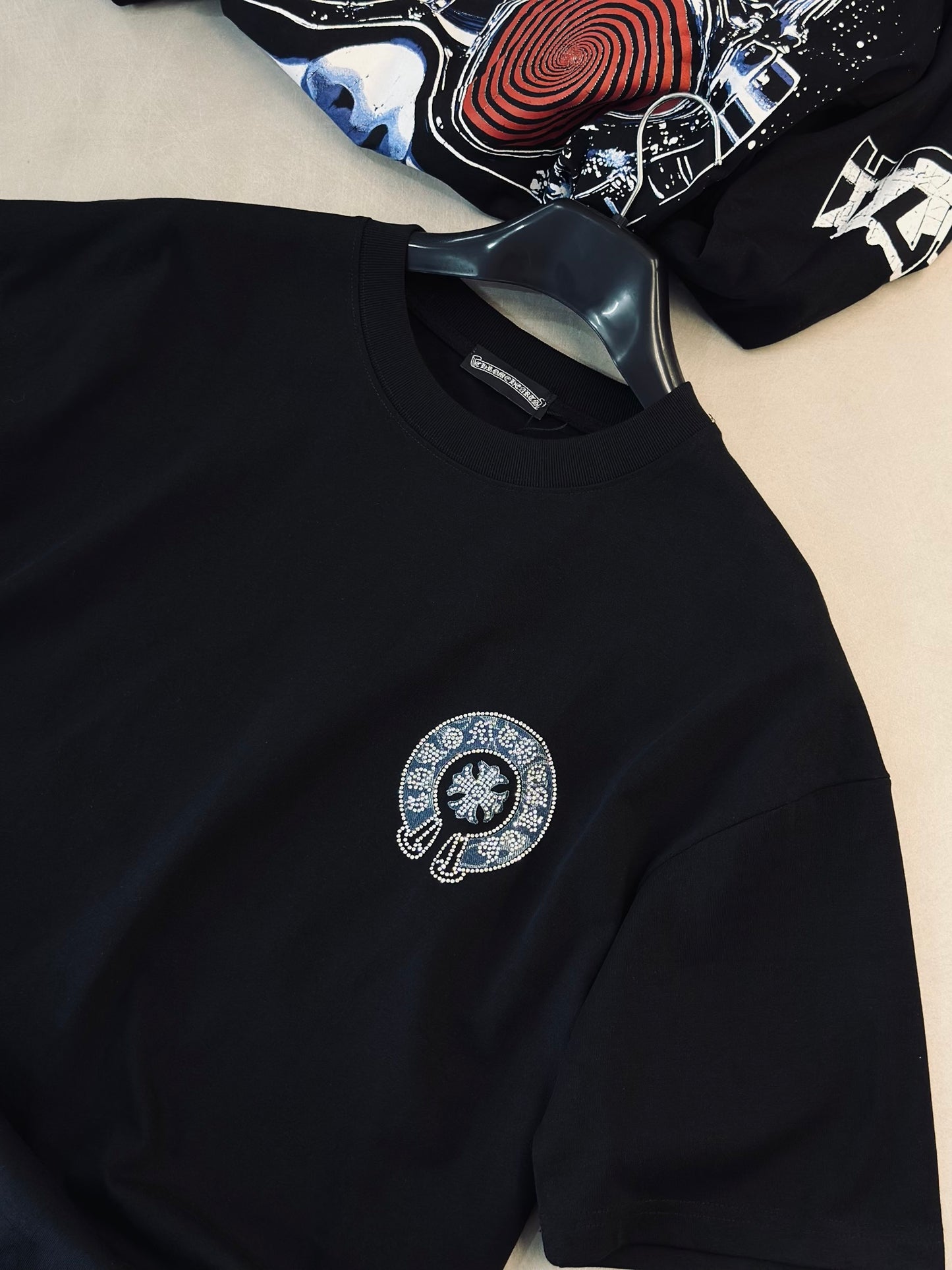 CAMISETA OVERSIZE CHR NEGRA LOGO AZUL RHINESTONE