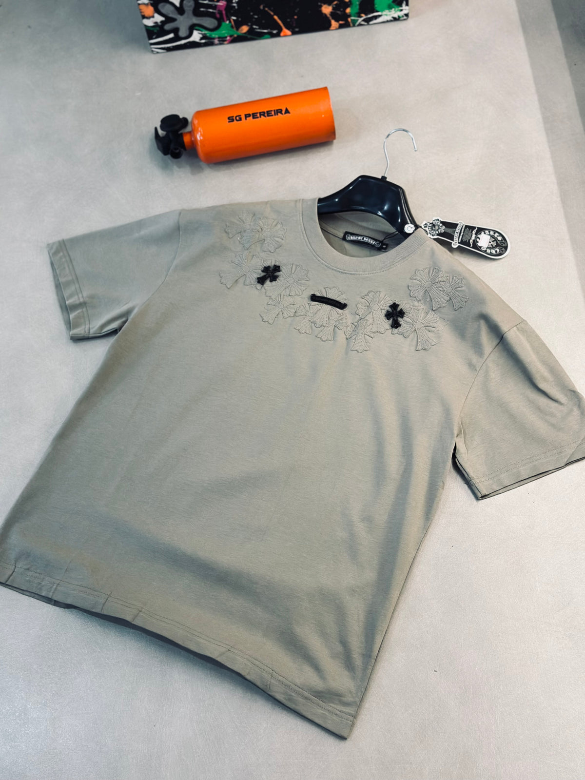 CAMISETA OVERSIZE CHR GRIS CRUCES MET NEGRO