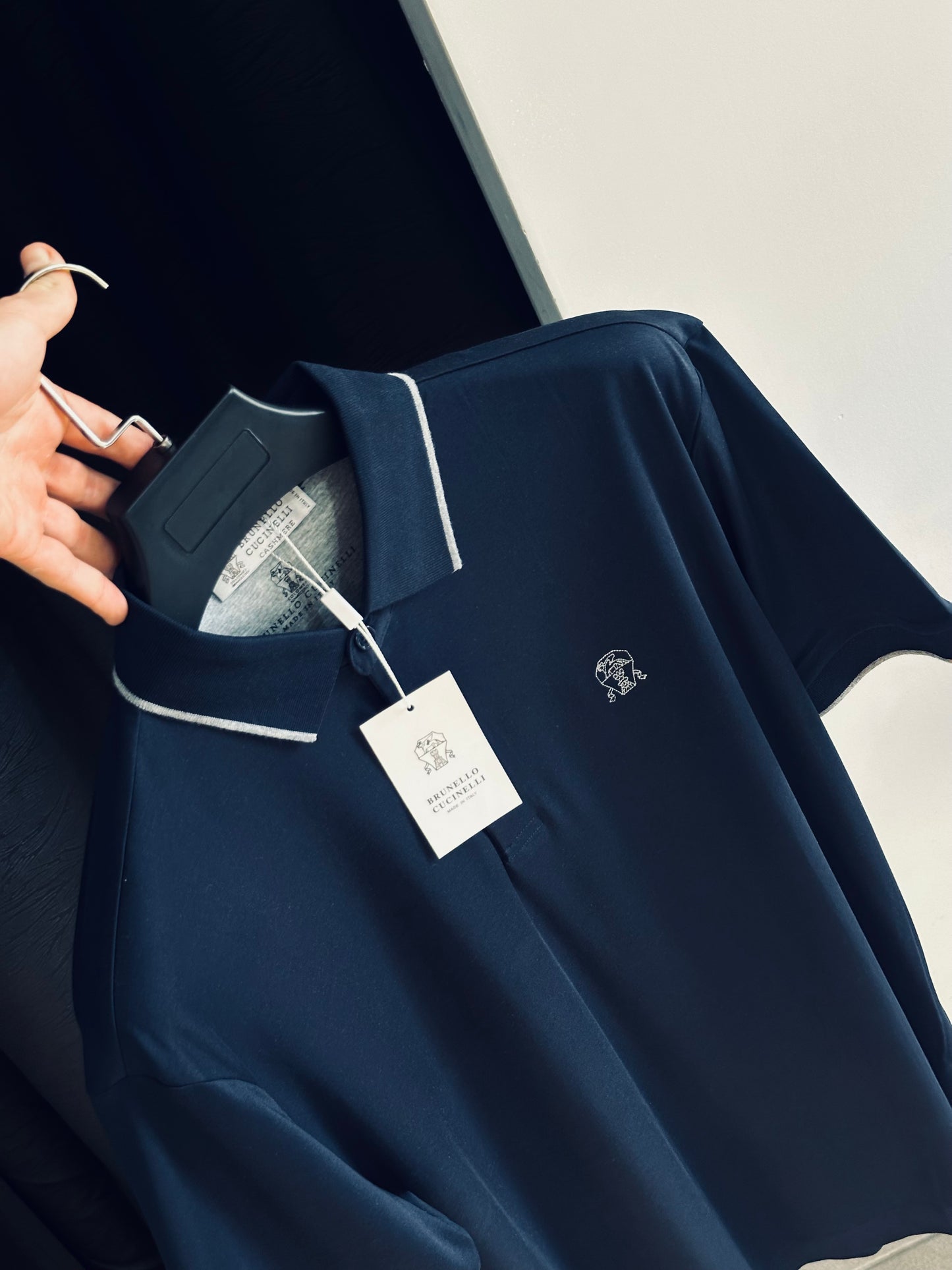 CAMISETA POLO BRU AZUL OSCURO LOGO TEJIDO
