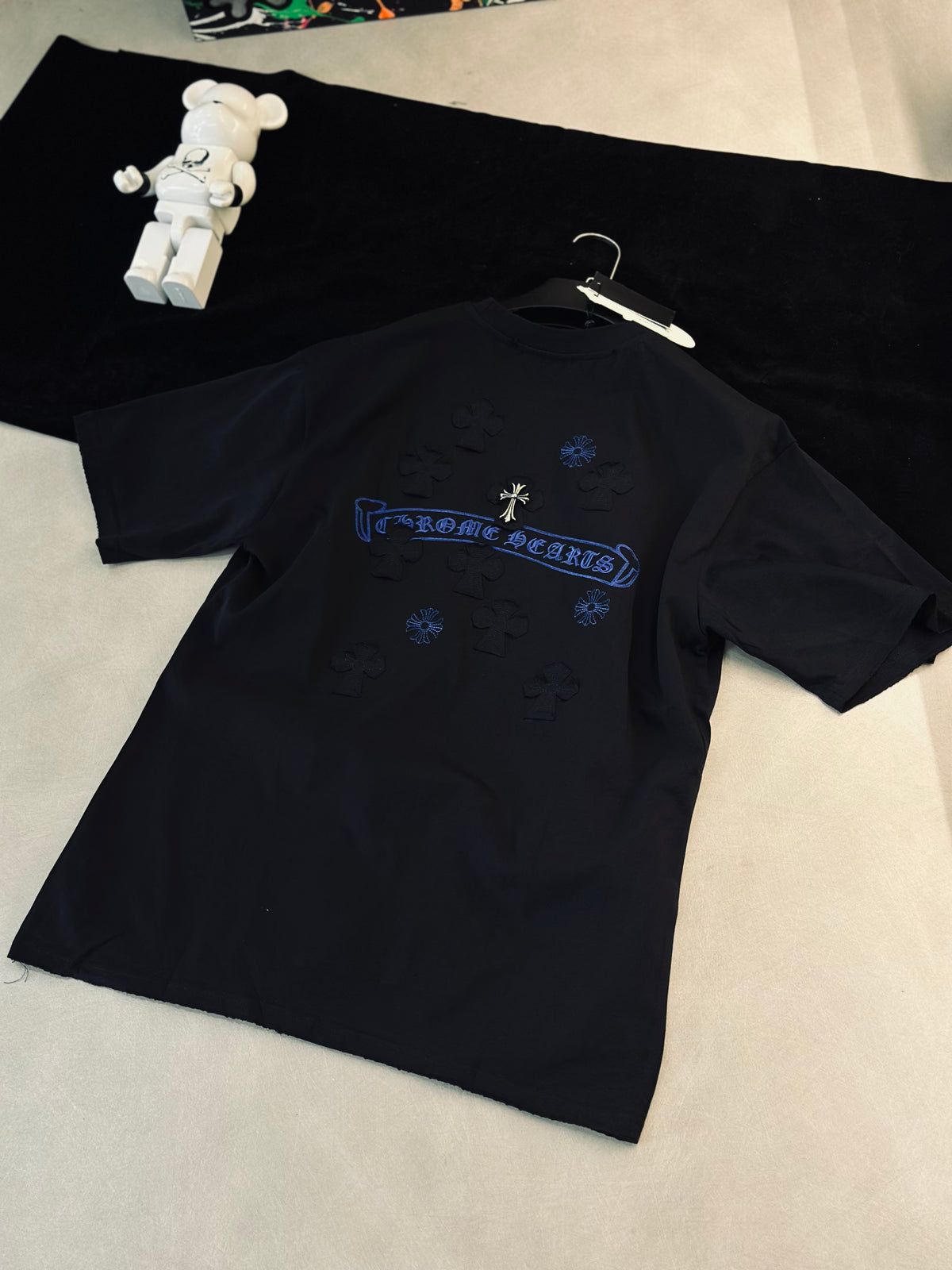 CAMISETA OVERSIZE CHR NEGRA LOGO AZUL CRUCES NEGRA