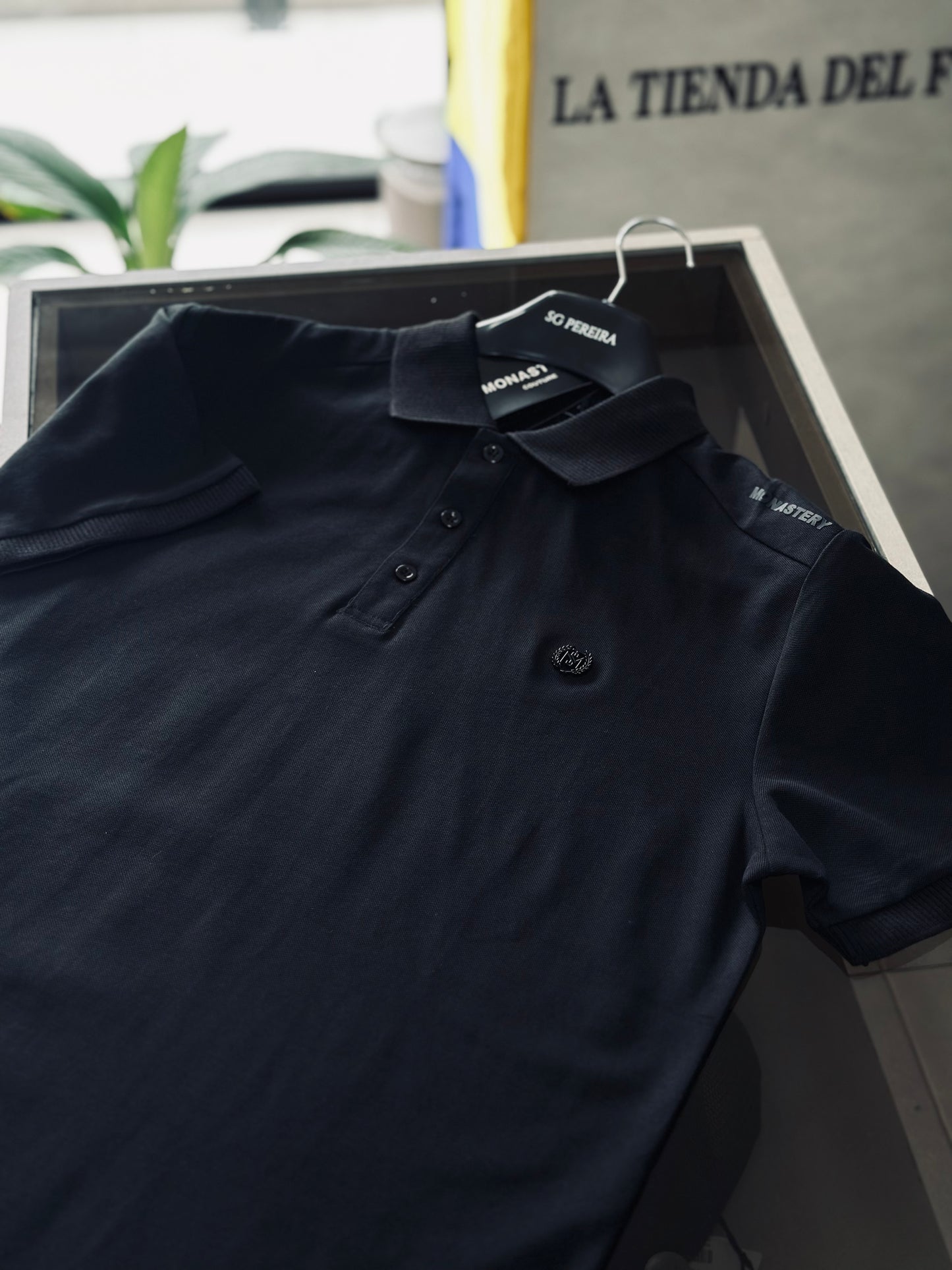 CAMISETA POLO MON NEGRA PLACA NEGRA MST