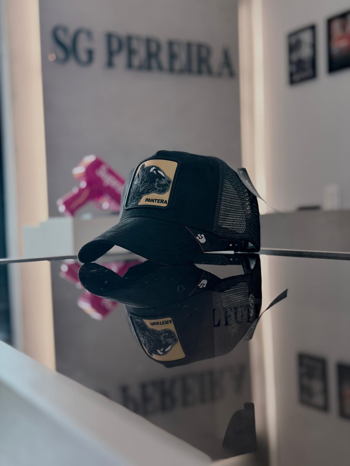 GORRA GOO NEGRA GAMUSA PANTERA AMARILLO