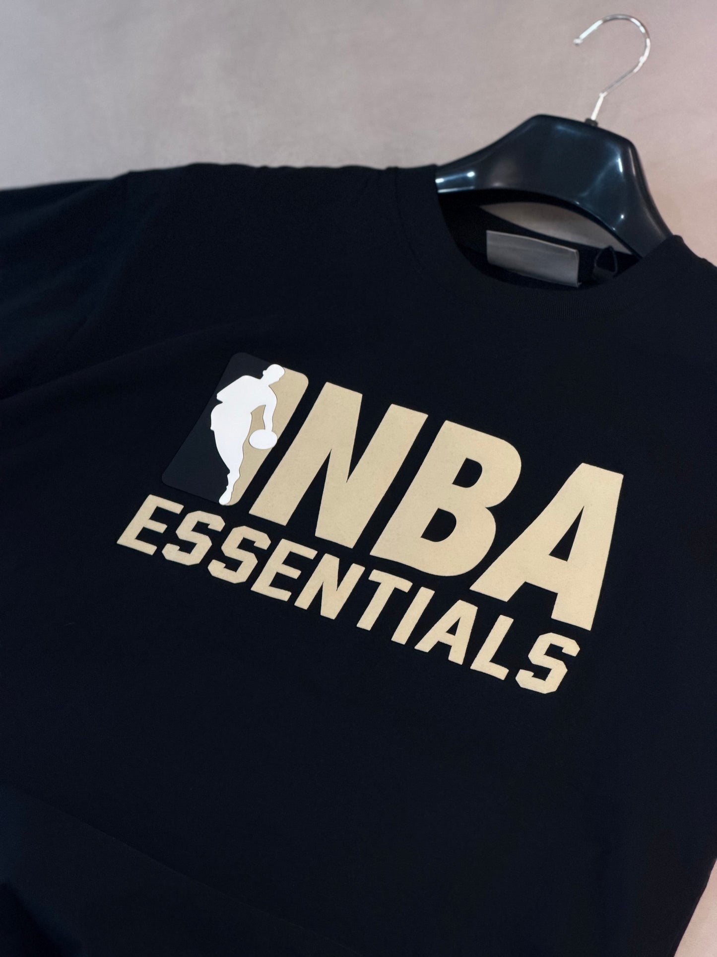 CAMISETA OVERSIZE ESS NEGRA NBA FRONTAL