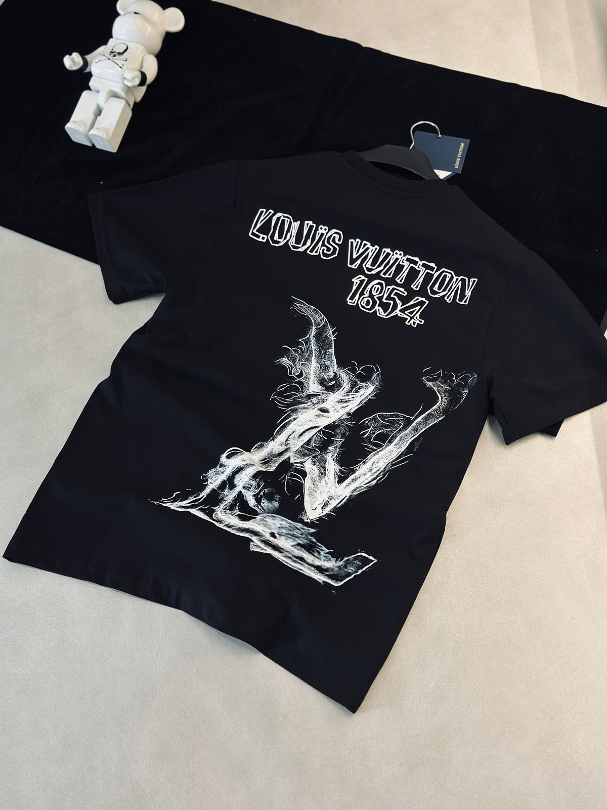CAMISETA OVERSIZE LOU NEGRA LV HUMO