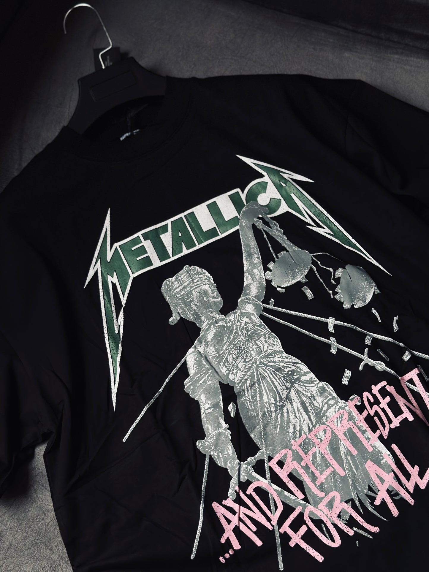 CAMISETA OVERSIZE REP NEGRA METALLICA ESCULTURA