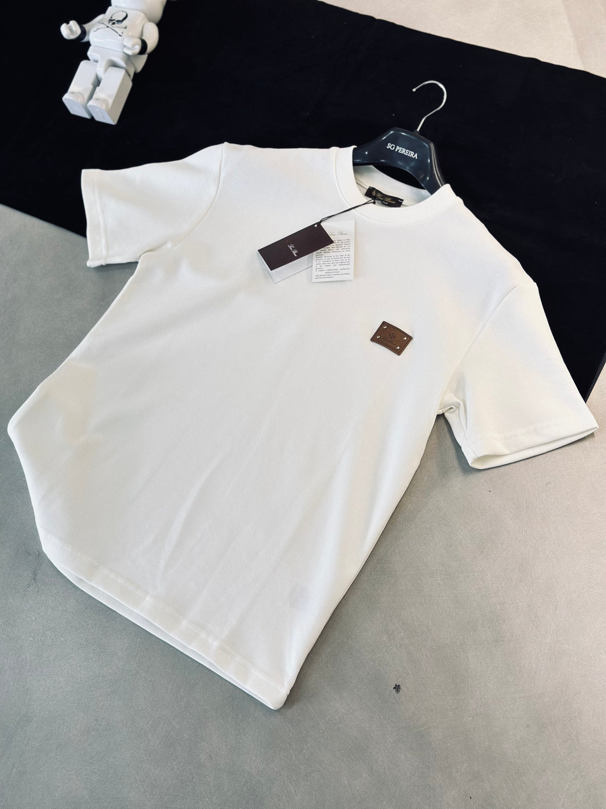 CAMISETA OVERSIZE LOR BLANCA PLACA CUERINA
