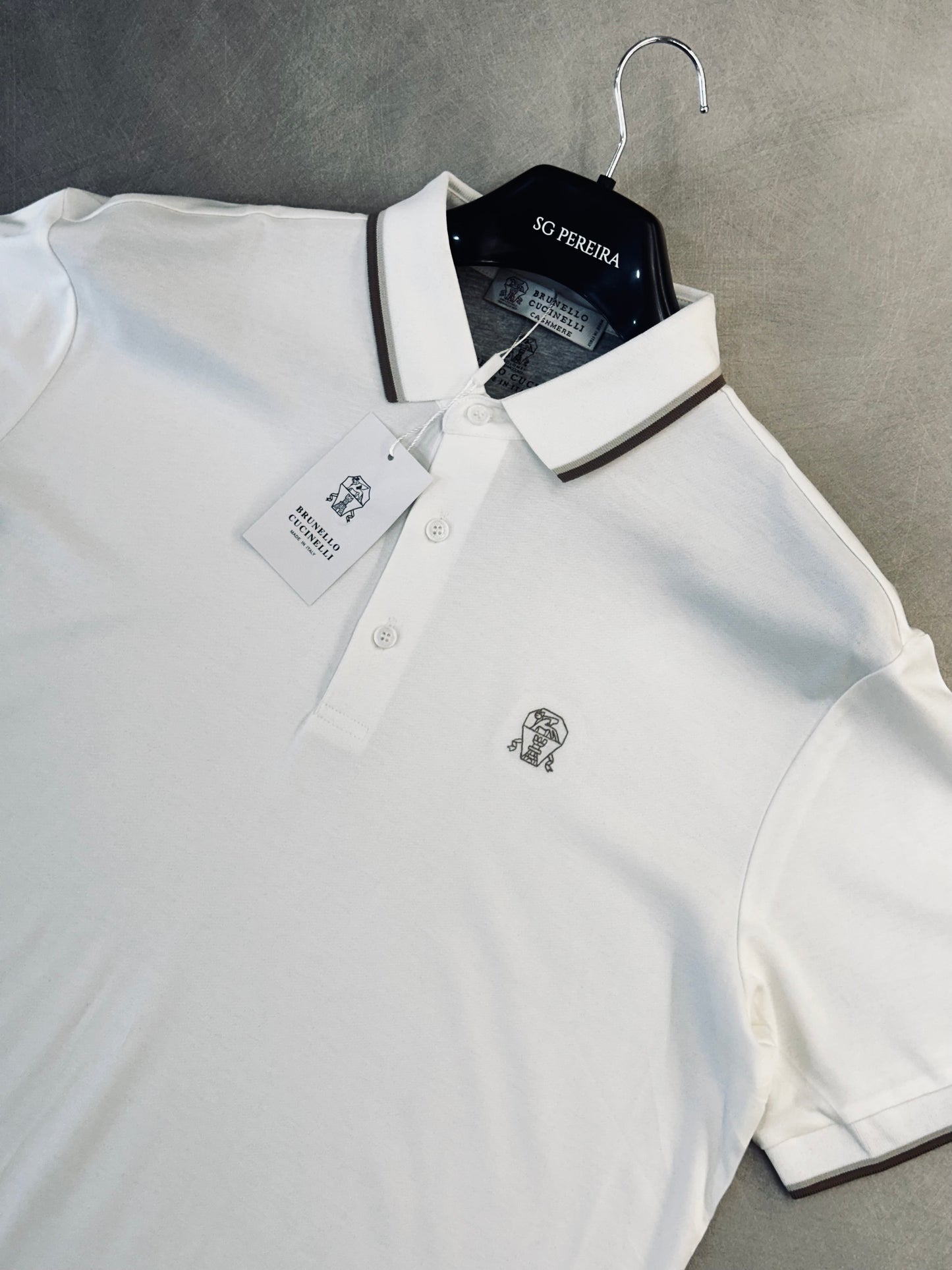 CAMISETA POLO BRU BLANCA CUELLO LINEA CAFÉ