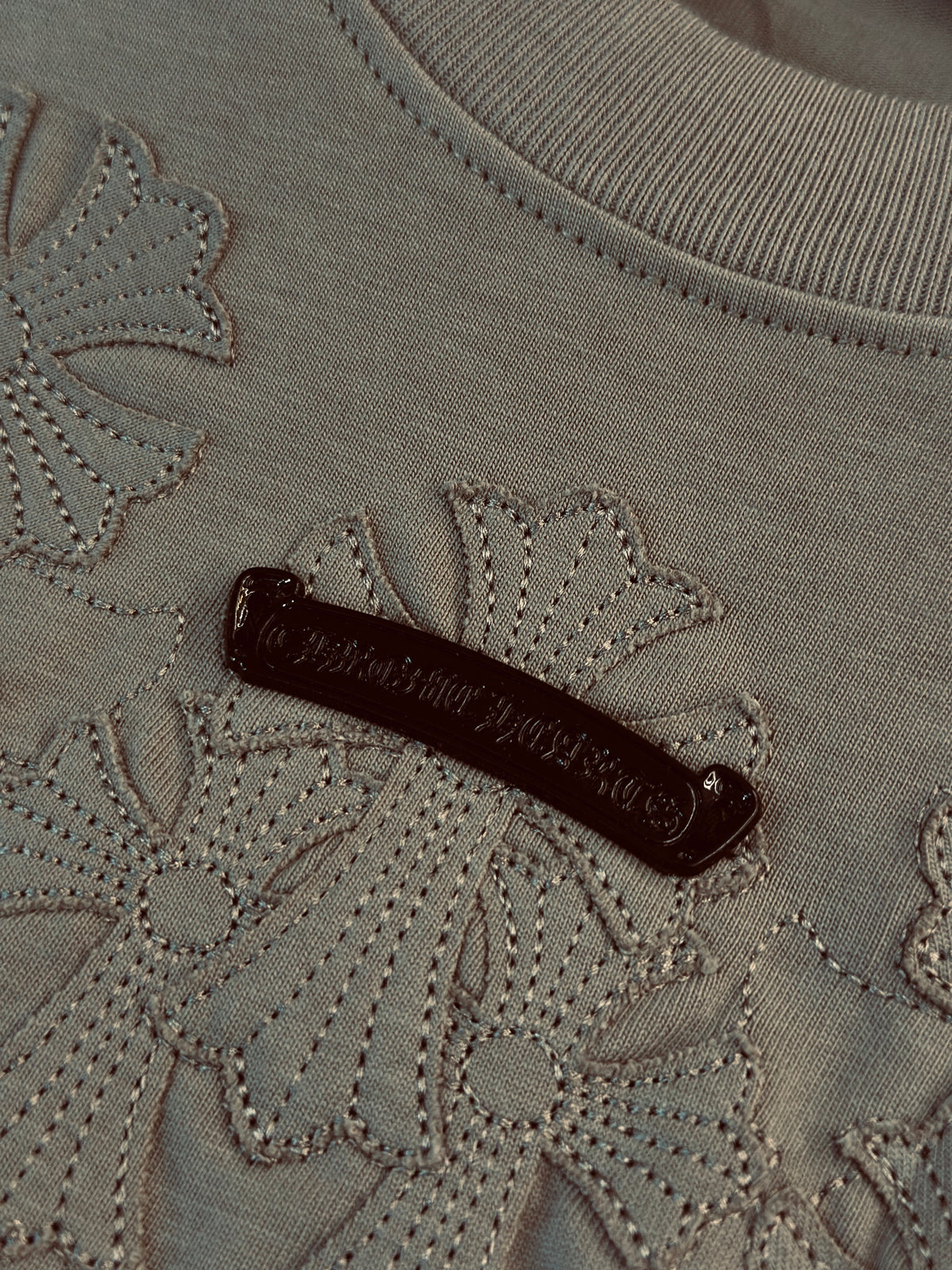 CAMISETA OVERSIZE CHR GRIS CRUCES MET NEGRO