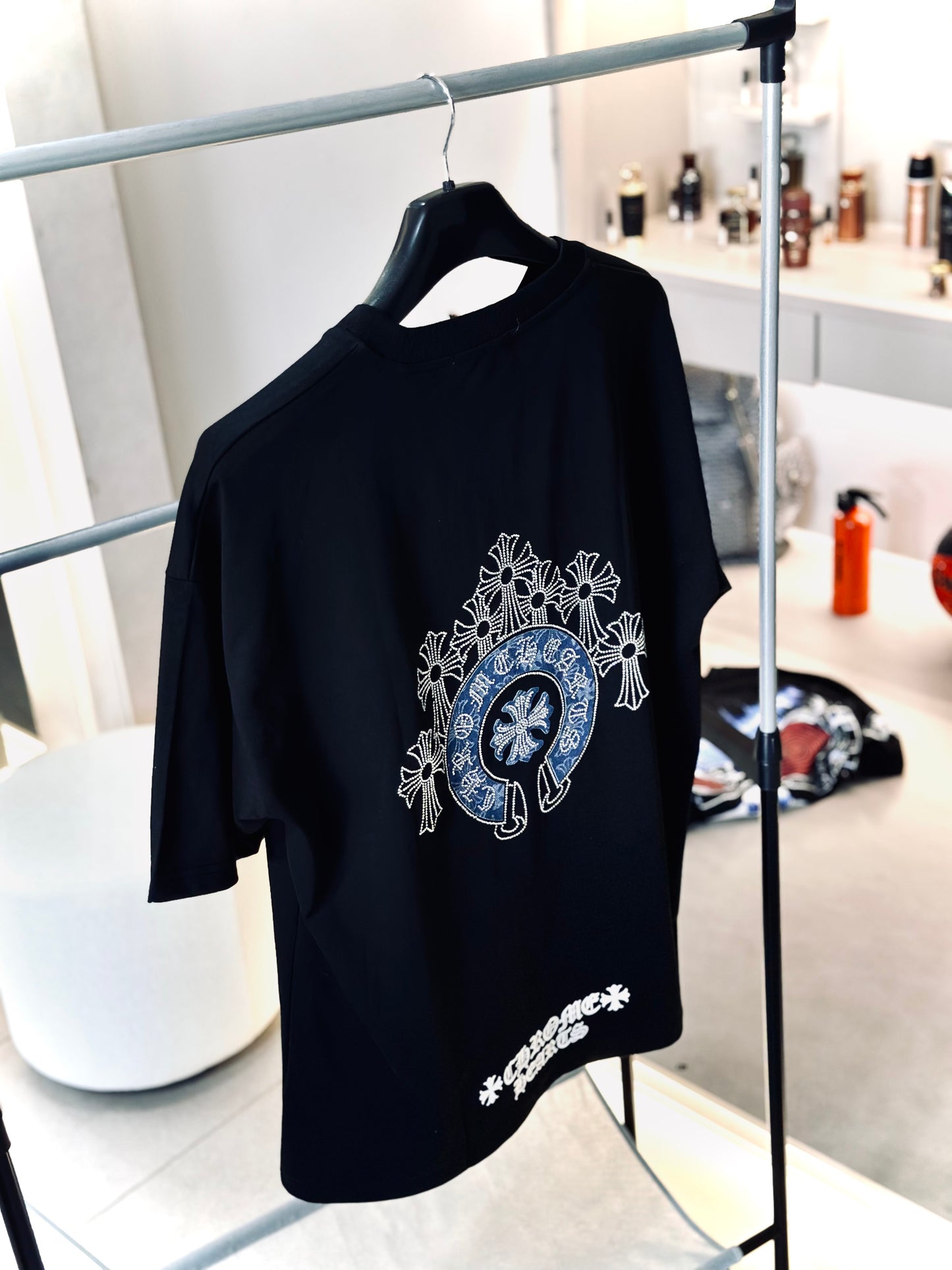 CAMISETA OVERSIZE CHR NEGRA LOGO AZUL RHINESTONE